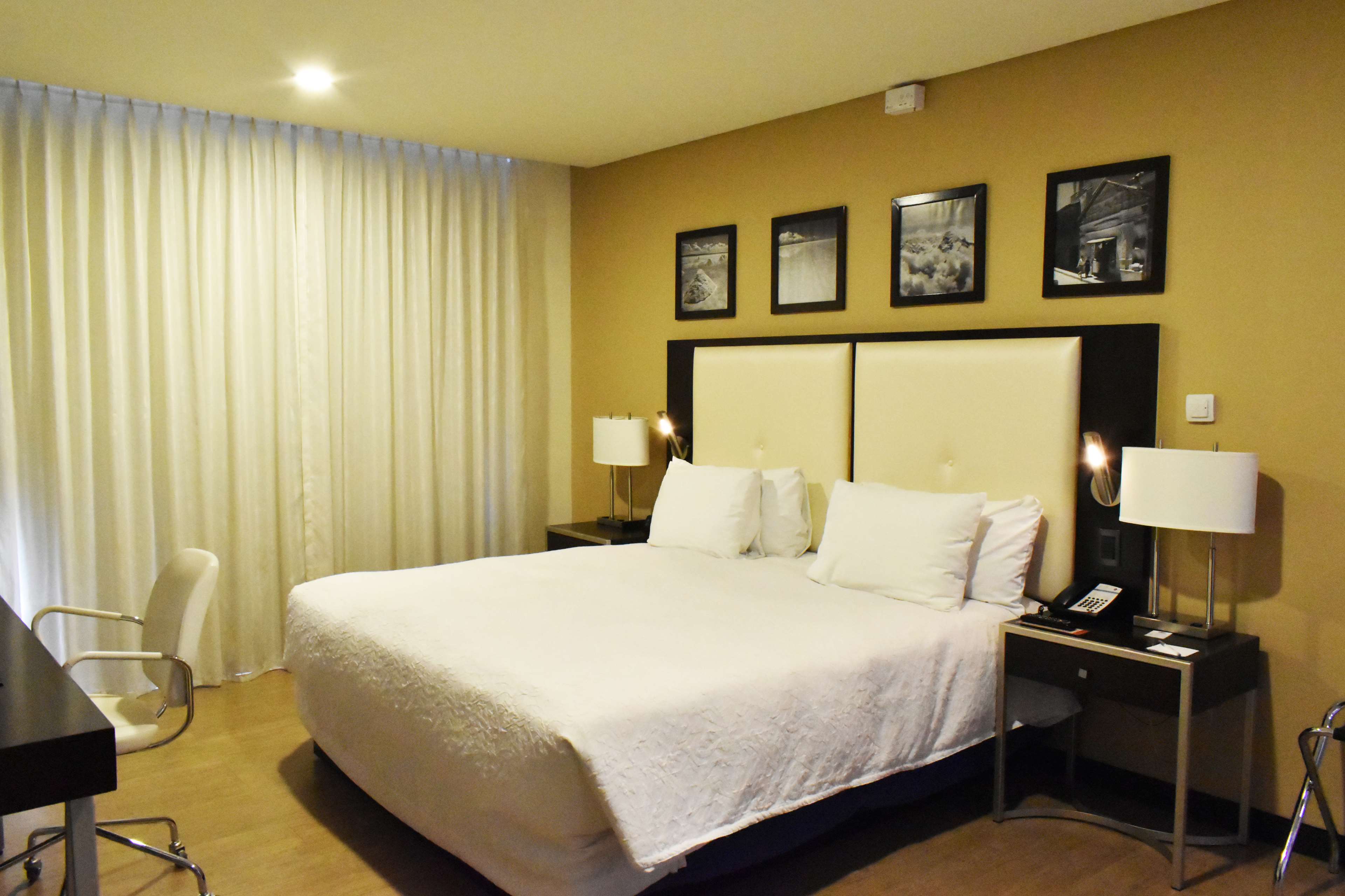 Hampton by Hilton Santa Cruz Room Type - 1 KING PANO VW W FRIDGE NS