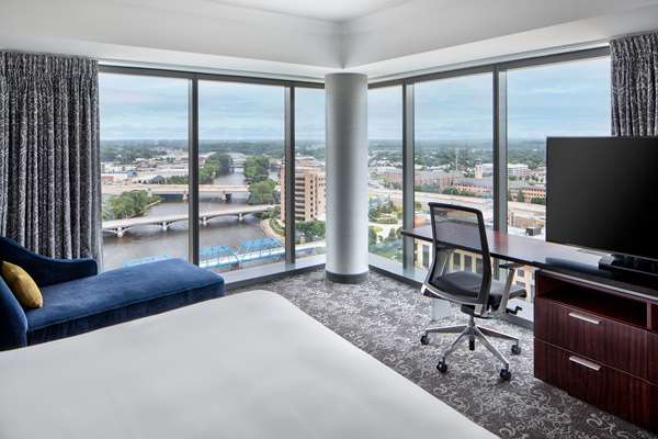 1 KING TOWER LUXURY SUITE GRAND RIVER VIEW