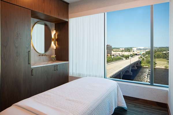 Amway Grand Plaza, Curio Collection by Hilton