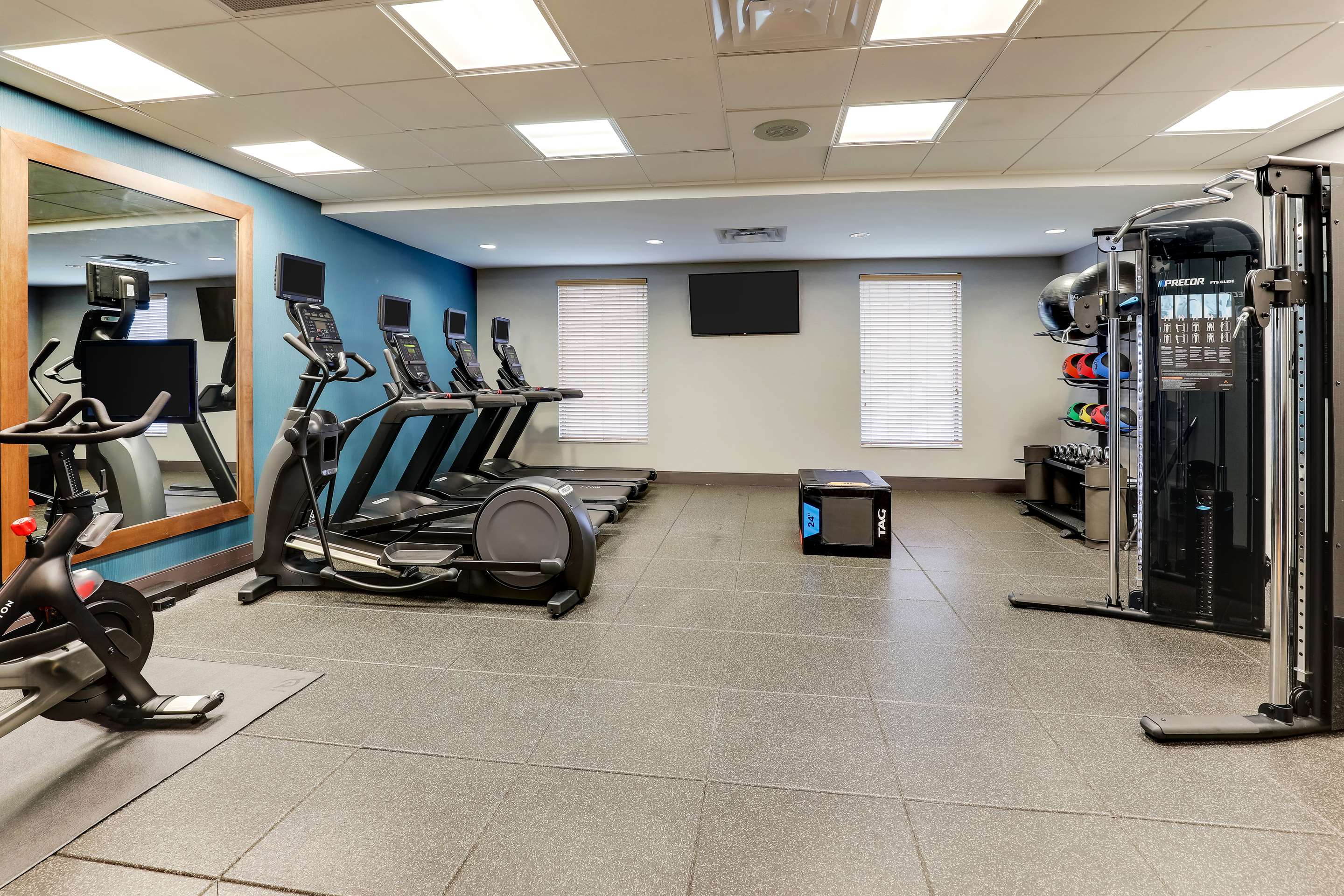 Health club fitness center gym | Hampton Inn & Suites Rome