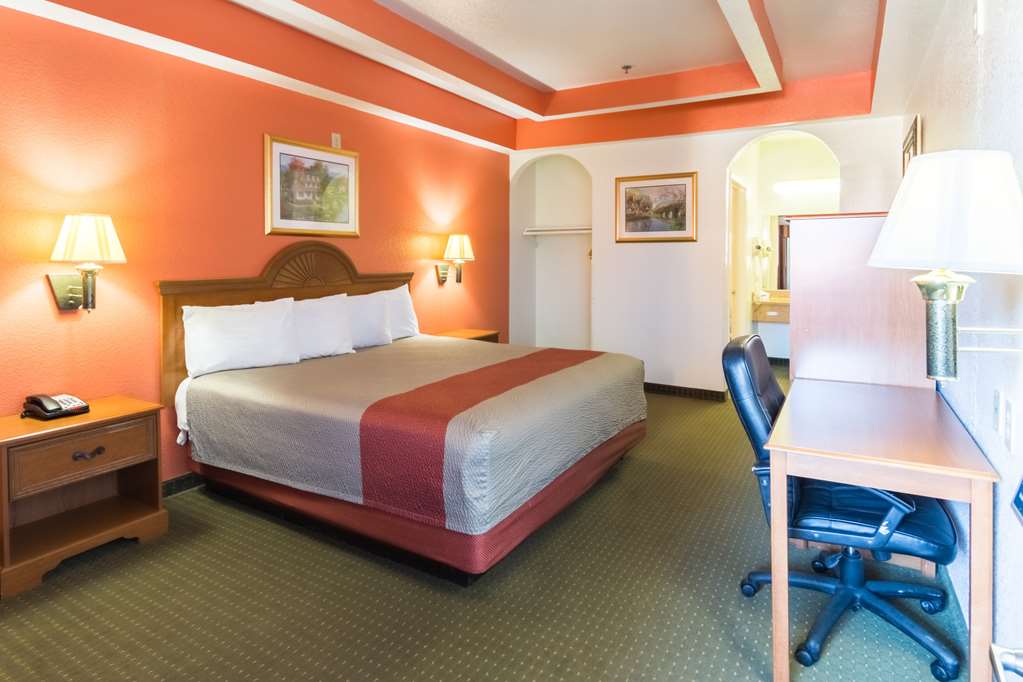MOTEL 6 ALVARADO-guestroom-Guest Room,Bedding,King bed,Guest Room Amenity,Sitting area,Indoor/Interior,On-Site,Furnishings,Telephone,Deluxe Room,Single Room.jpg