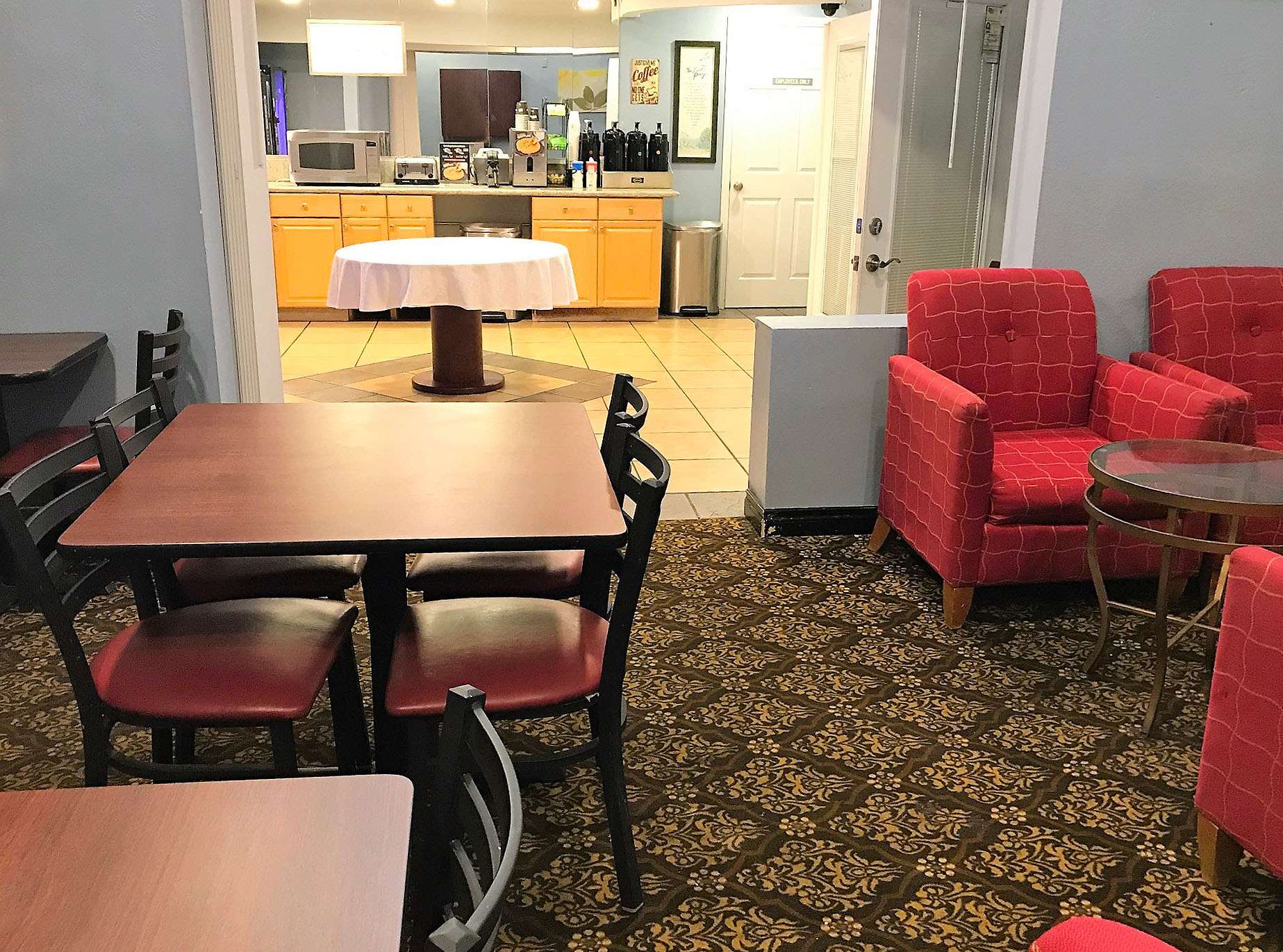 Dining Area | Americas Best Value Inn Lynnwood Seattle