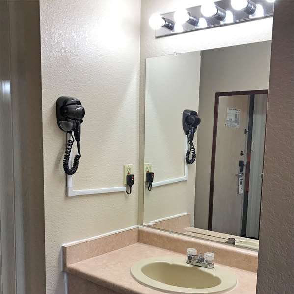 - Americas Best Value Inn Lynnwood - I-5, Exit 181