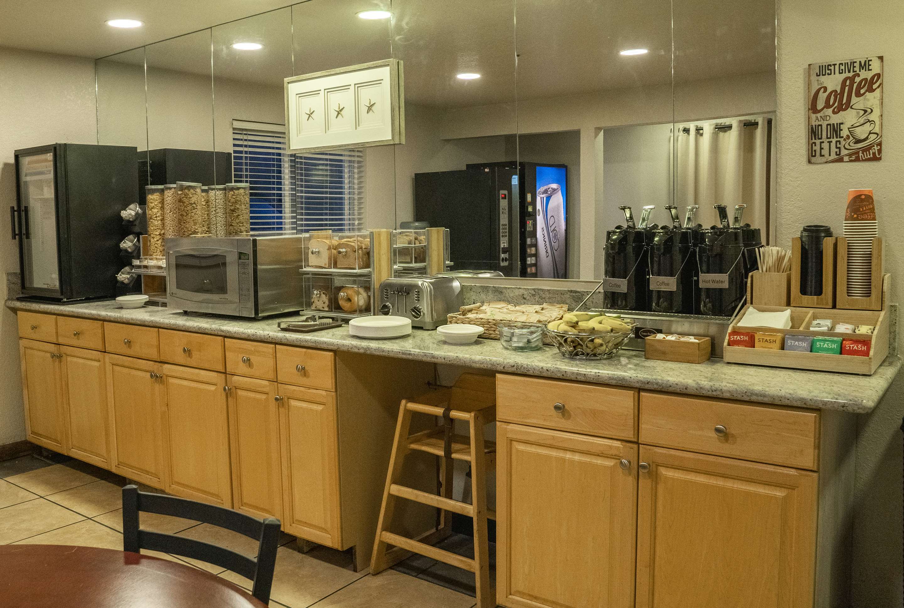 Breakfast Area | Americas Best Value Inn Lynnwood Seattle