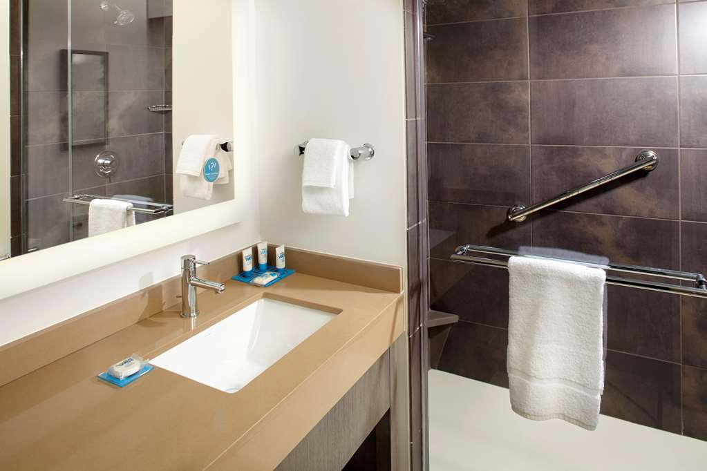 HYATT HOUSE DENVER/LAKEWOOD AT BELM-guestroom-Guest Room,Bathroom,On-Site.jpg