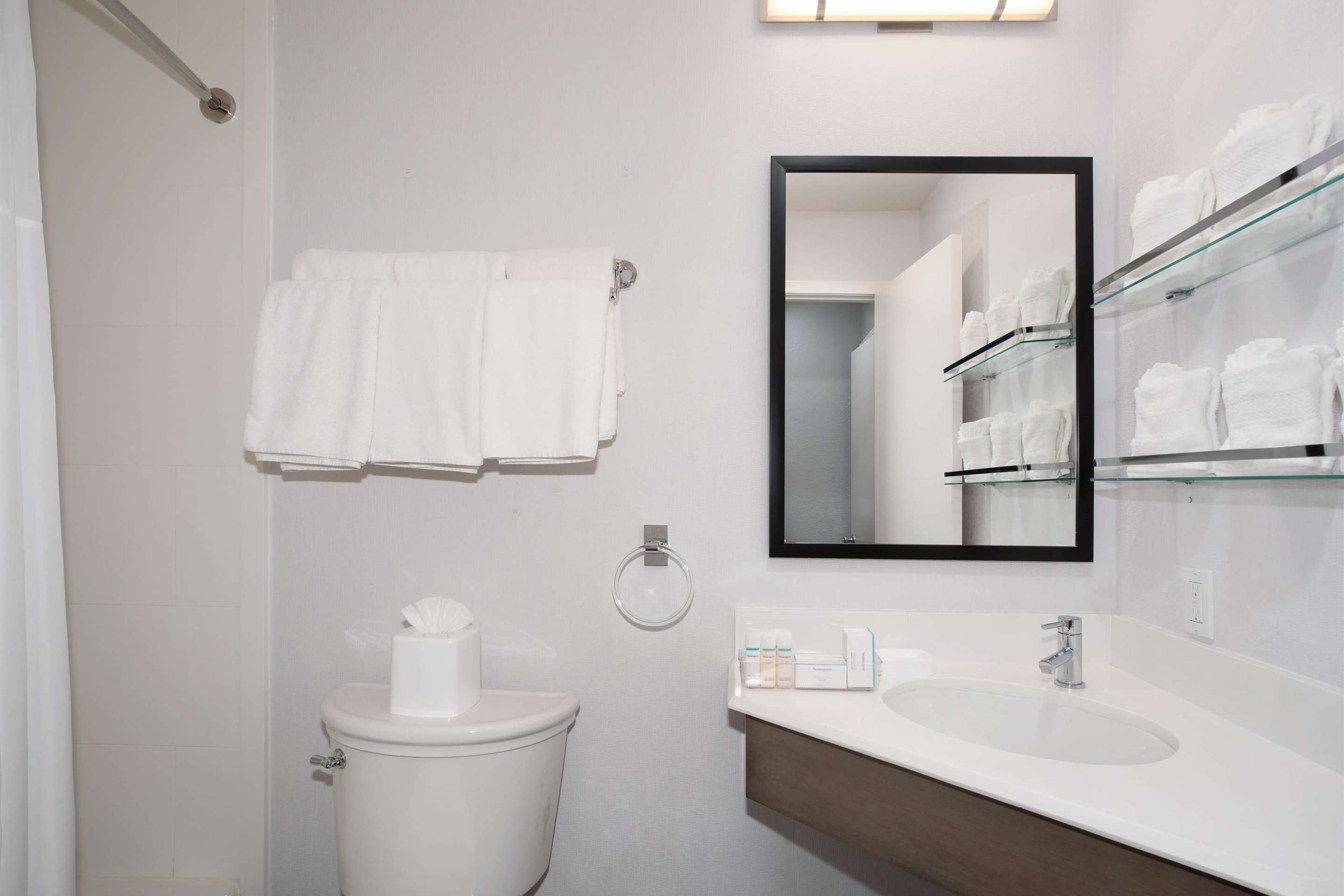 Guest room bath