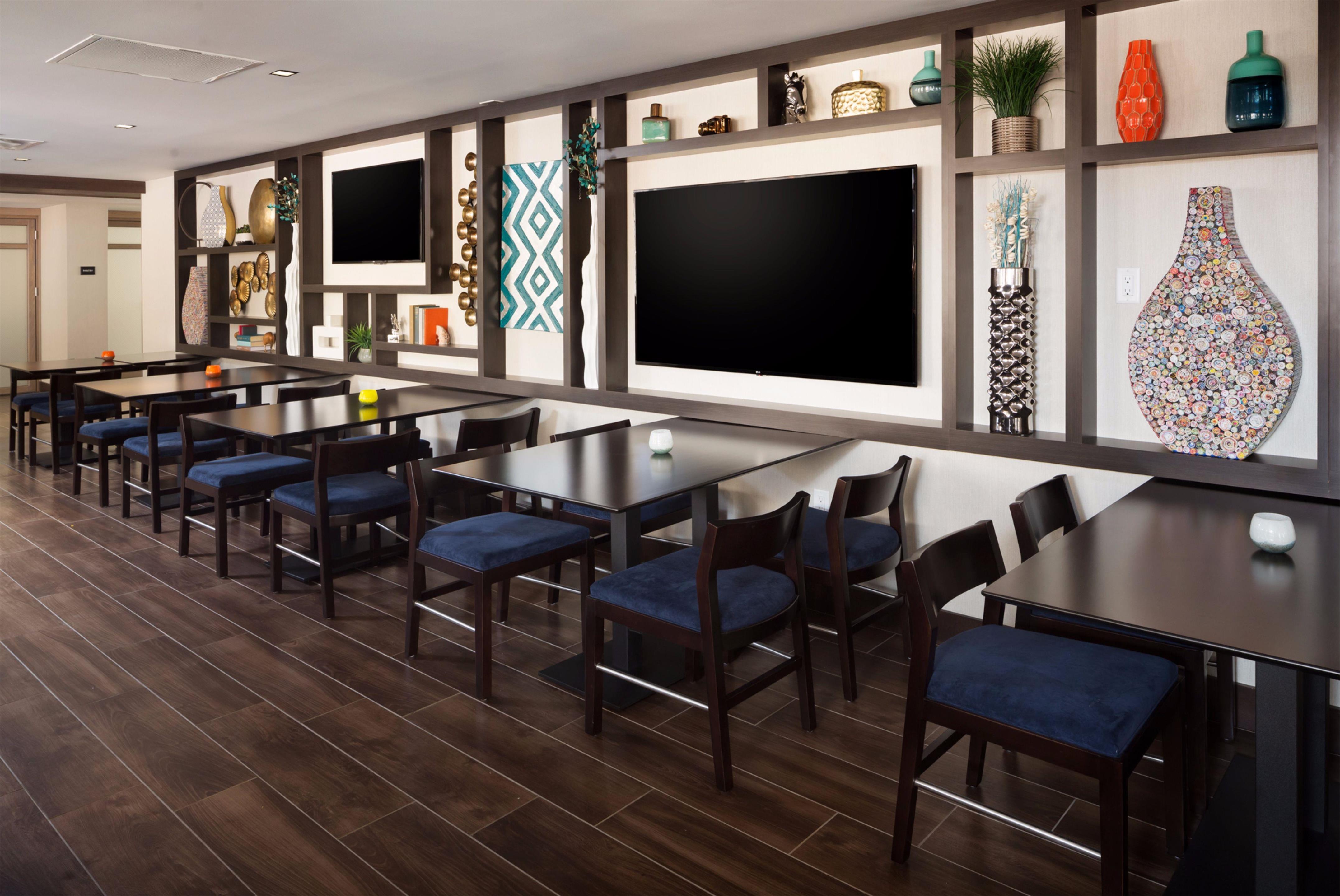 Breakfast Area | Hampton Inn & Suites Dallas Downtown