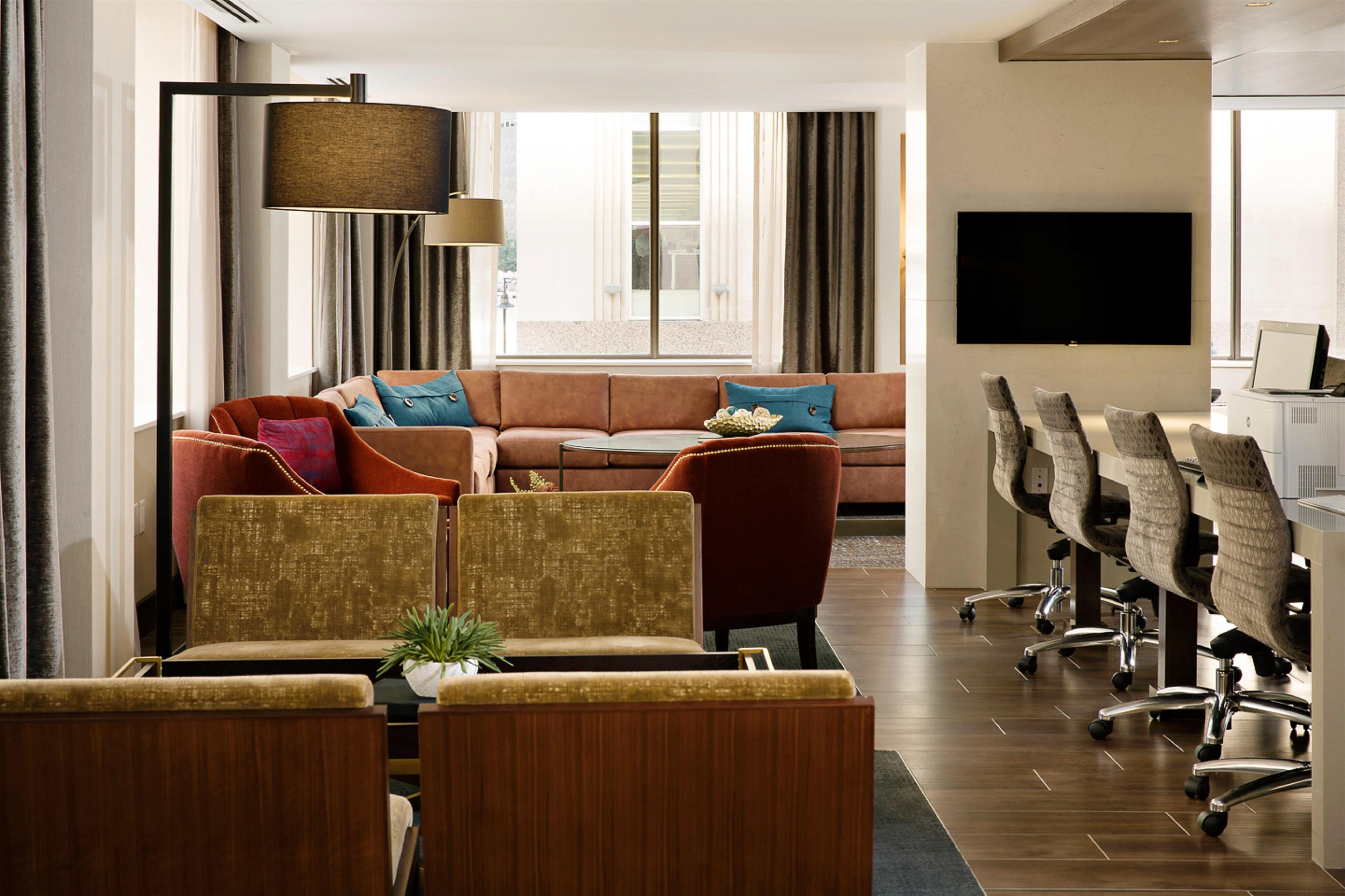 Breakfast Area | Hampton Inn & Suites Dallas Downtown