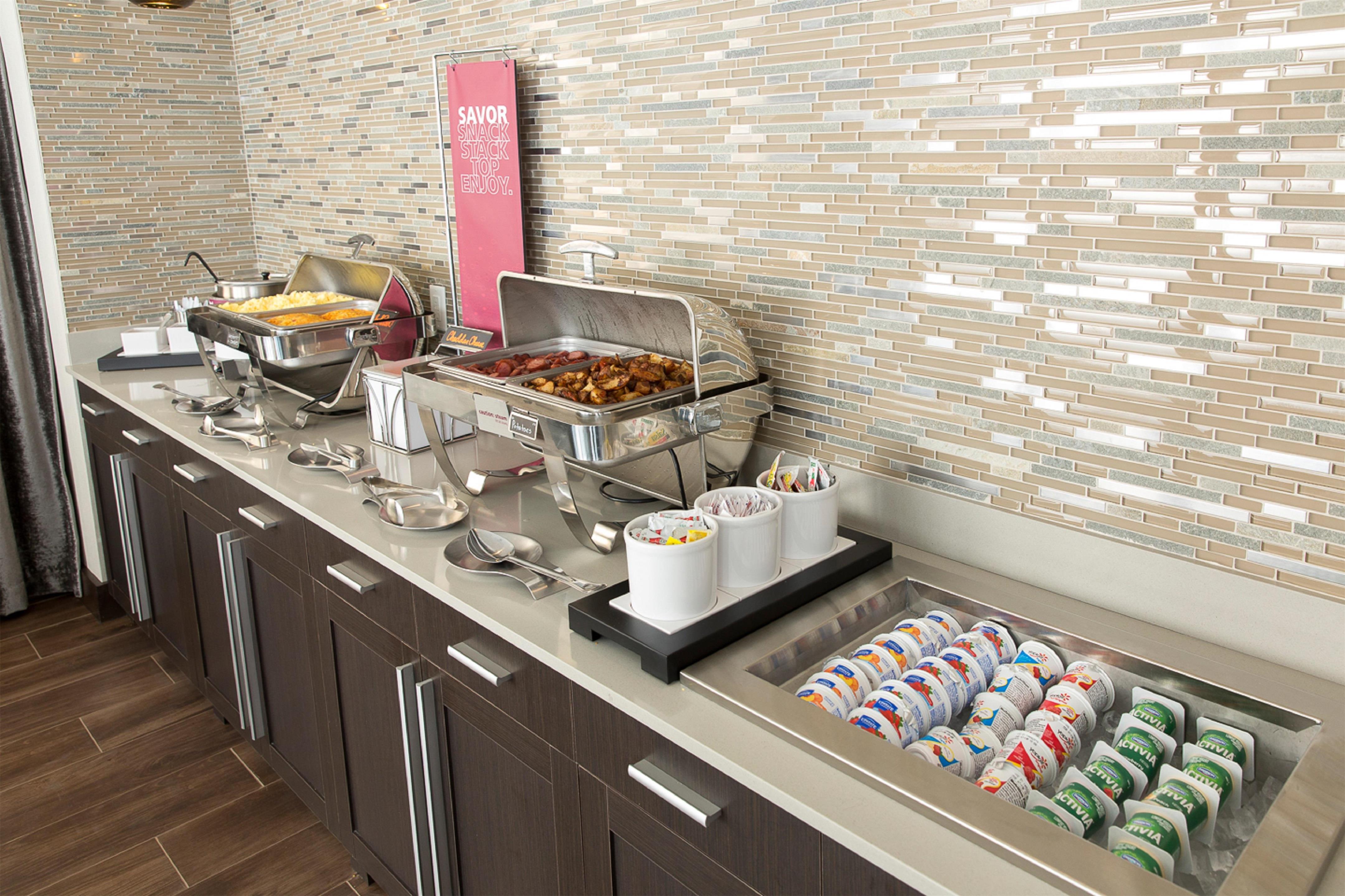 Breakfast Area | Hampton Inn & Suites Dallas Downtown