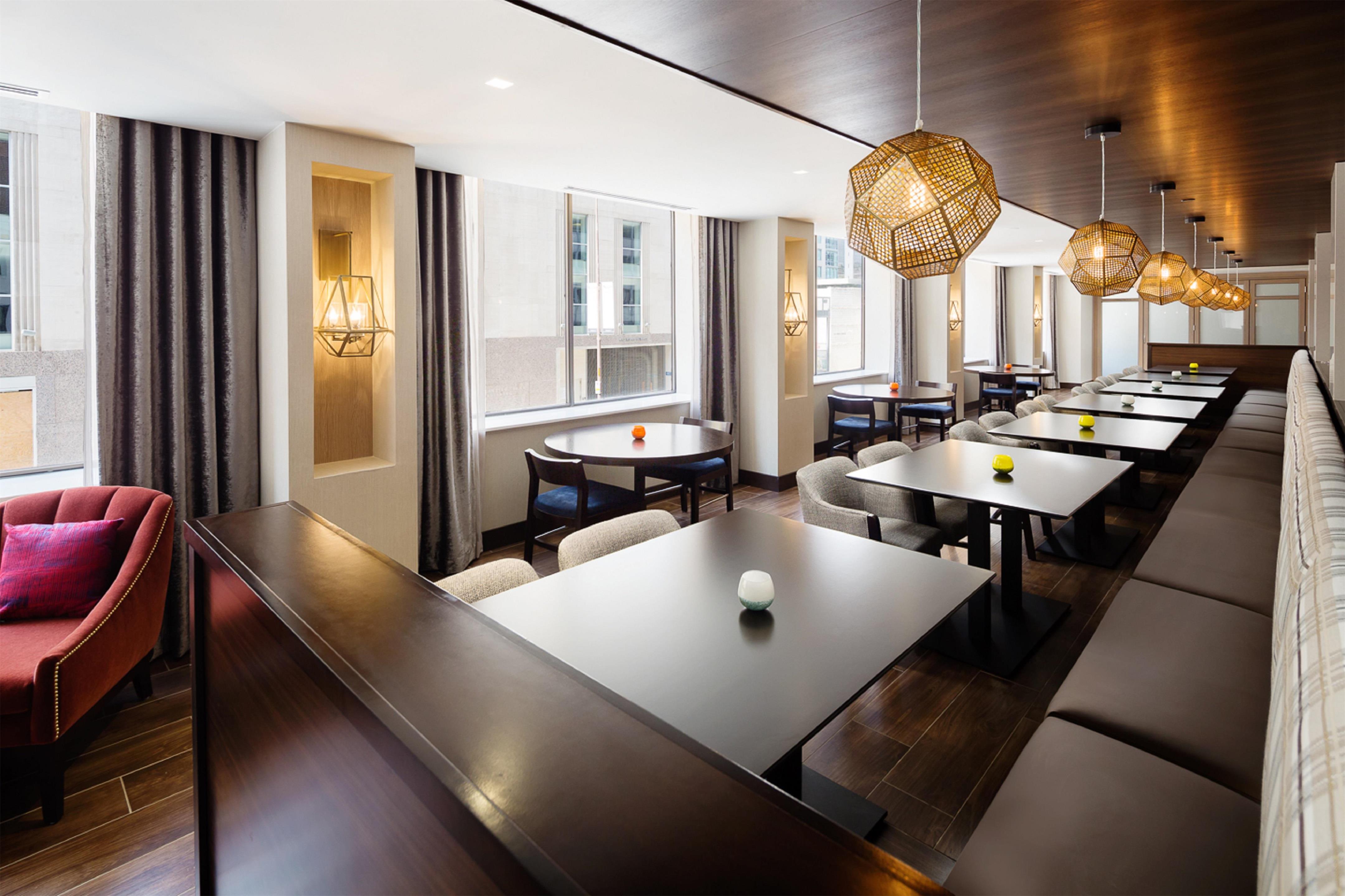 Breakfast Area | Hampton Inn & Suites Dallas Downtown