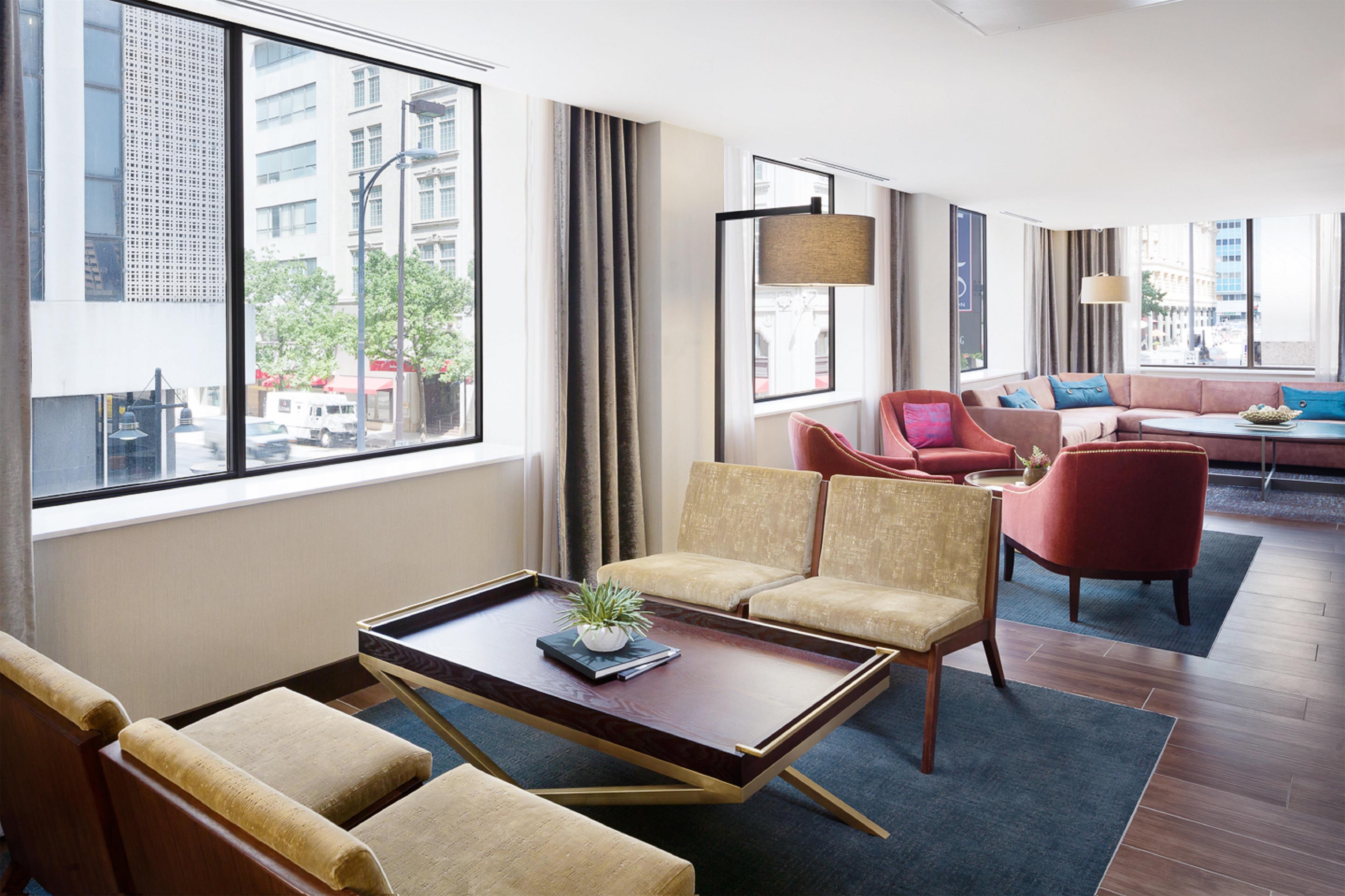 Breakfast Area | Hampton Inn & Suites Dallas Downtown