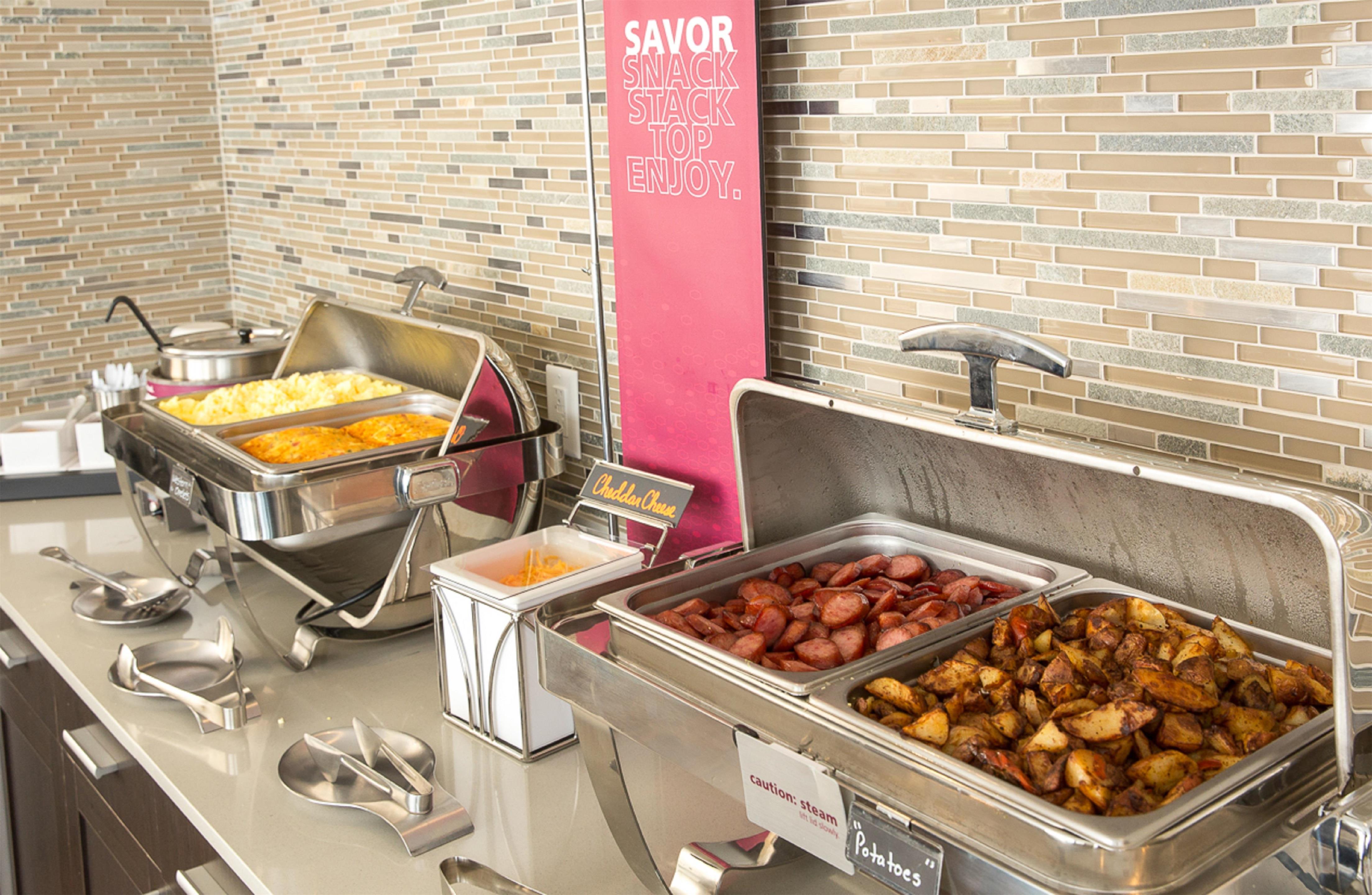Breakfast Area | Hampton Inn & Suites Dallas Downtown