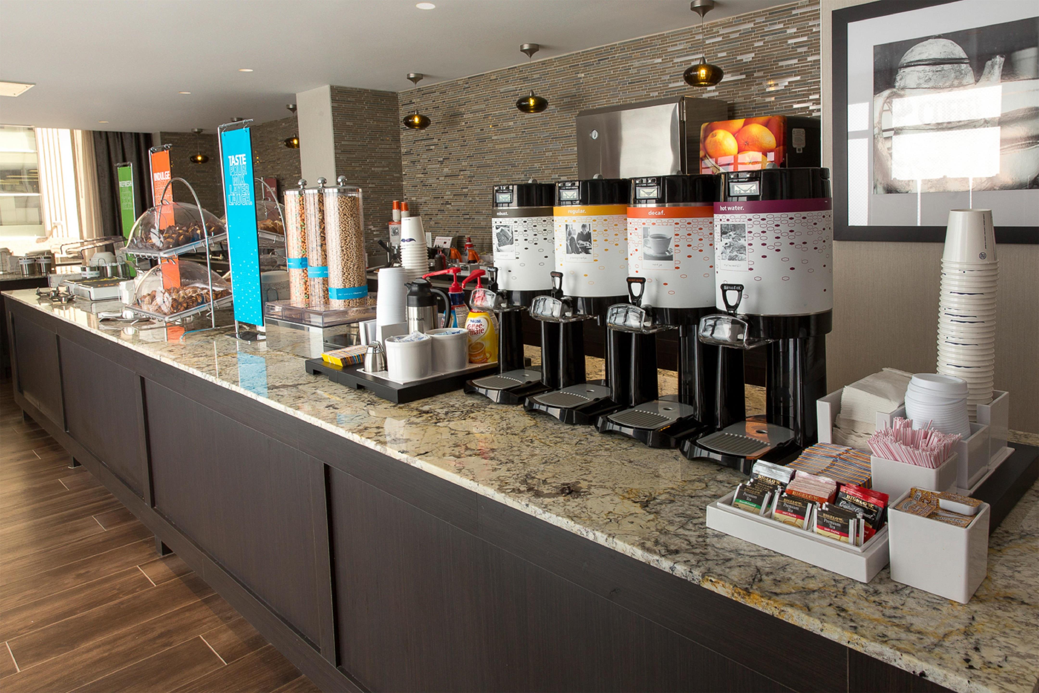 Breakfast Area | Hampton Inn & Suites Dallas Downtown