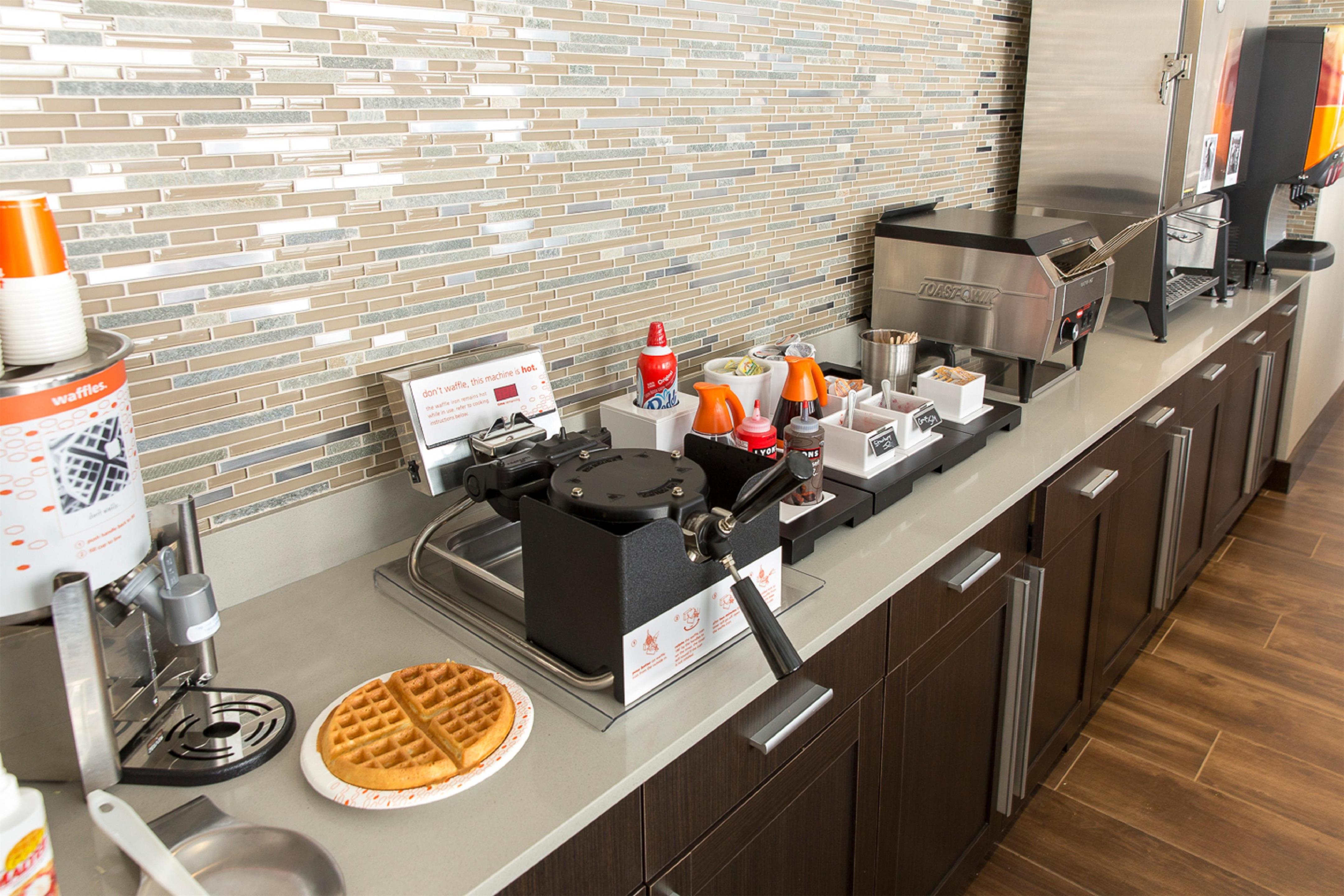 Breakfast Area | Hampton Inn & Suites Dallas Downtown
