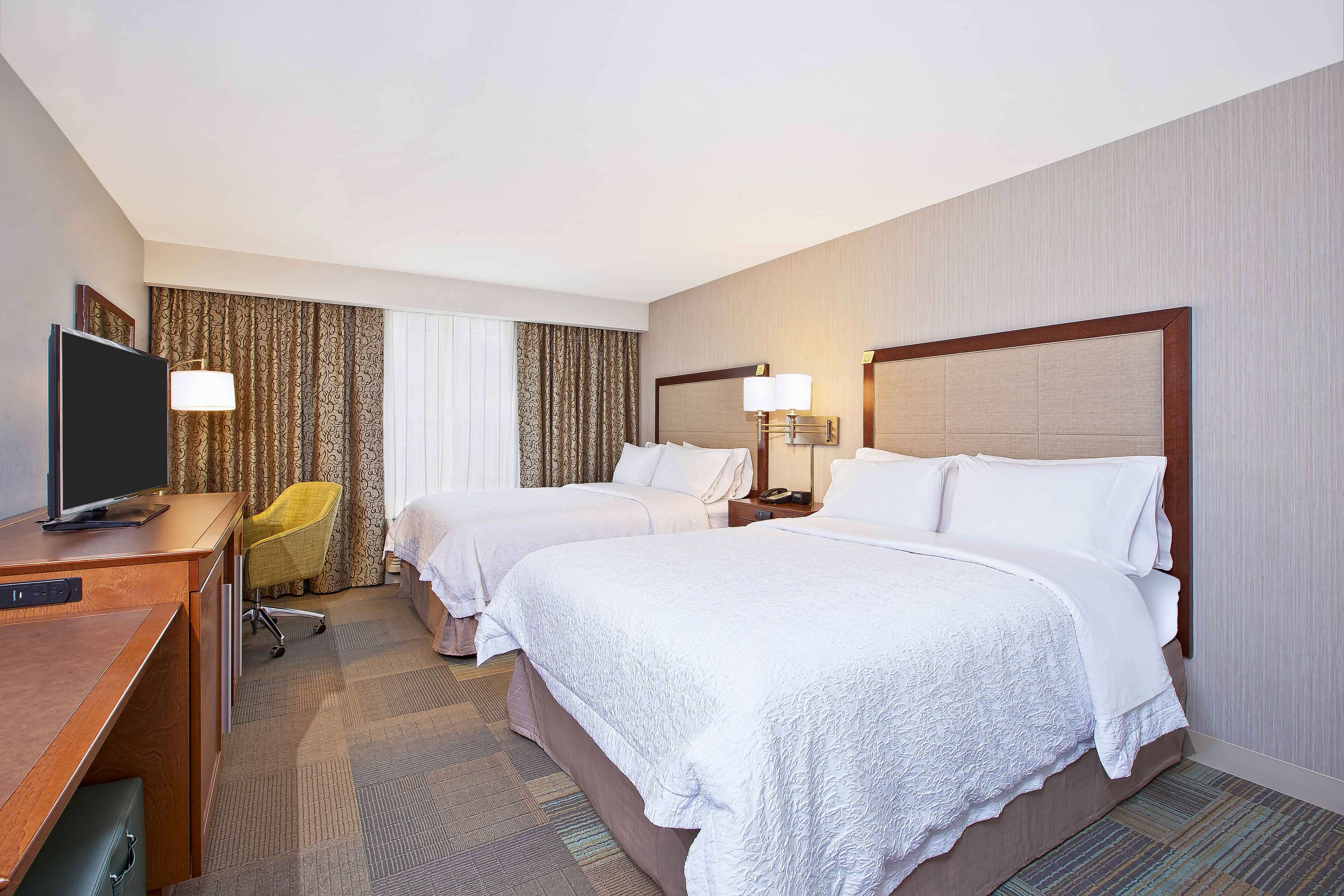 Hampton Inn West Bloomfield/ Southfield Room Type - 2 QNS MICROWV FRIDGE NS