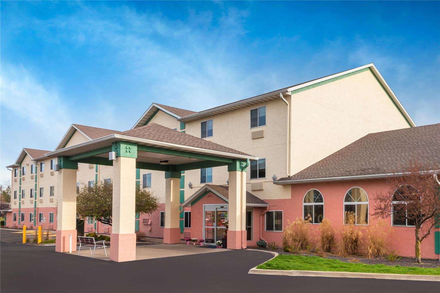 Baymont Inn & Suites Galesburg