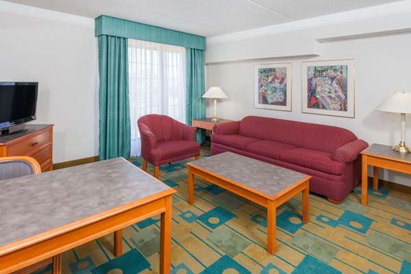 - Days Inn & Suites Arlington Heights
