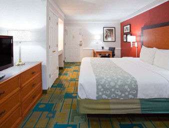  - Days Inn & Suites Schaumburg