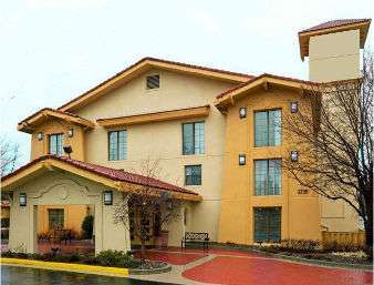 Exterior view - Days Inn & Suites Schaumburg