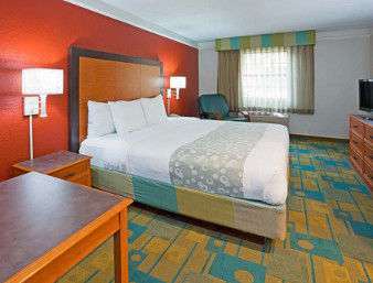  - Days Inn & Suites Schaumburg