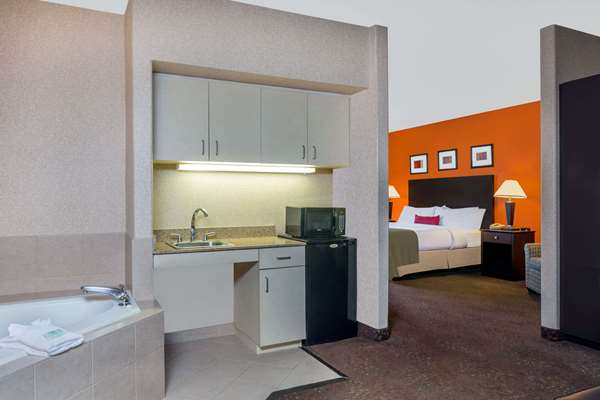 Suite - Wyndham Garden Hotel Houston