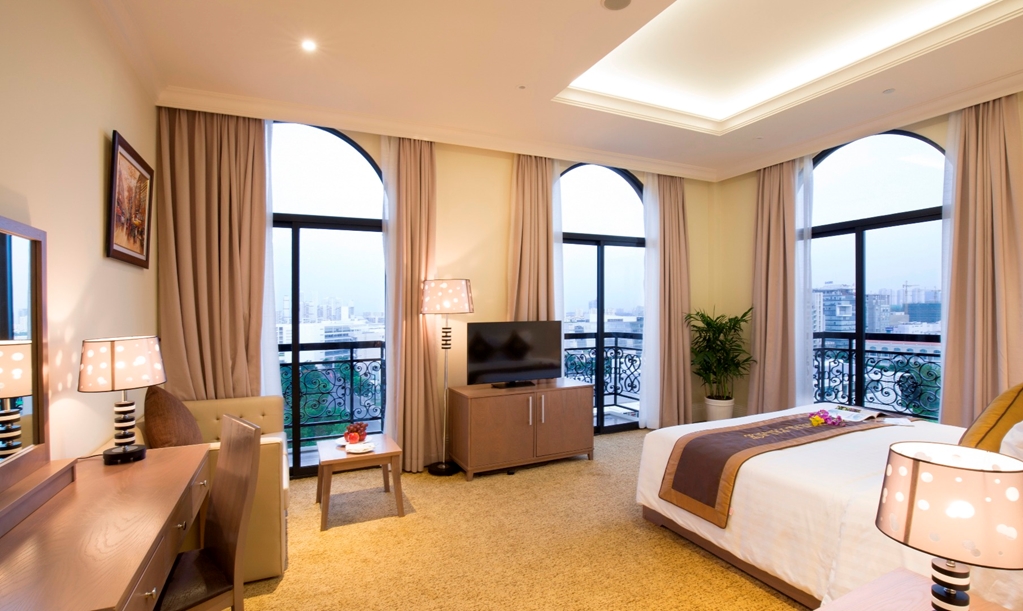 CRYSTAL PALACE HOTEL-guestroom-Guest Room,Sitting area,Suite,Indoor/Interior,On-Site.jpg