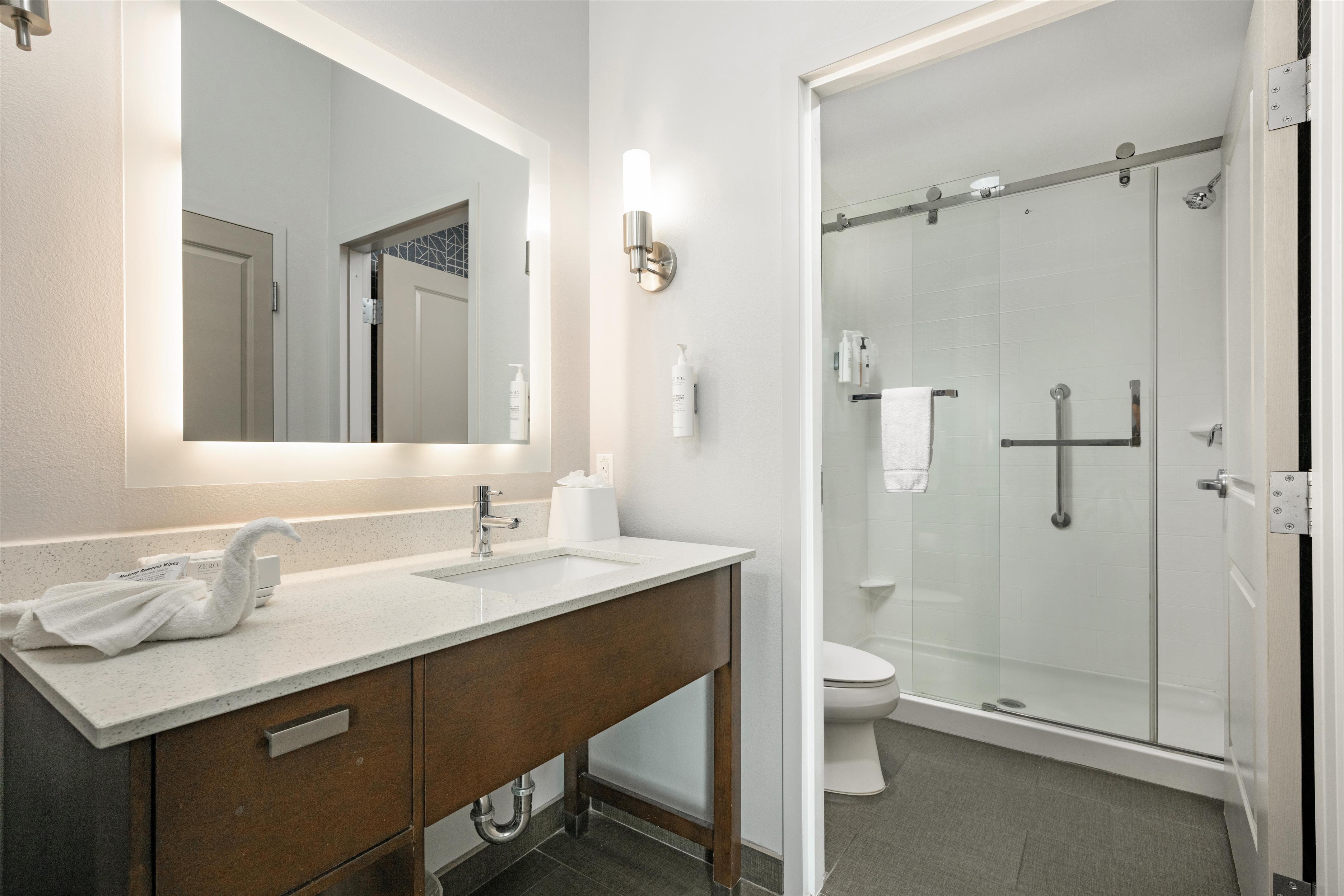Guest room bath