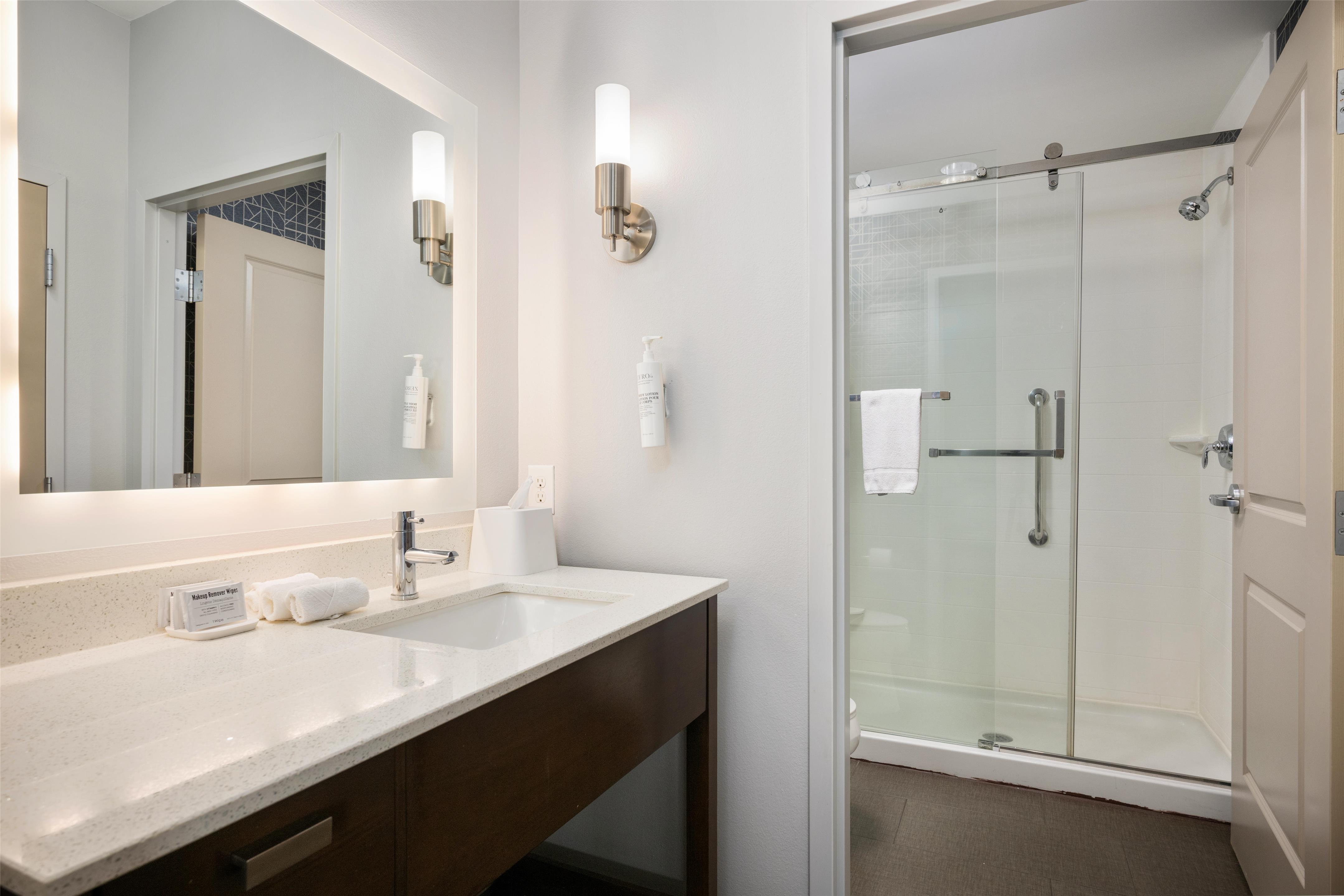 Guest room bath