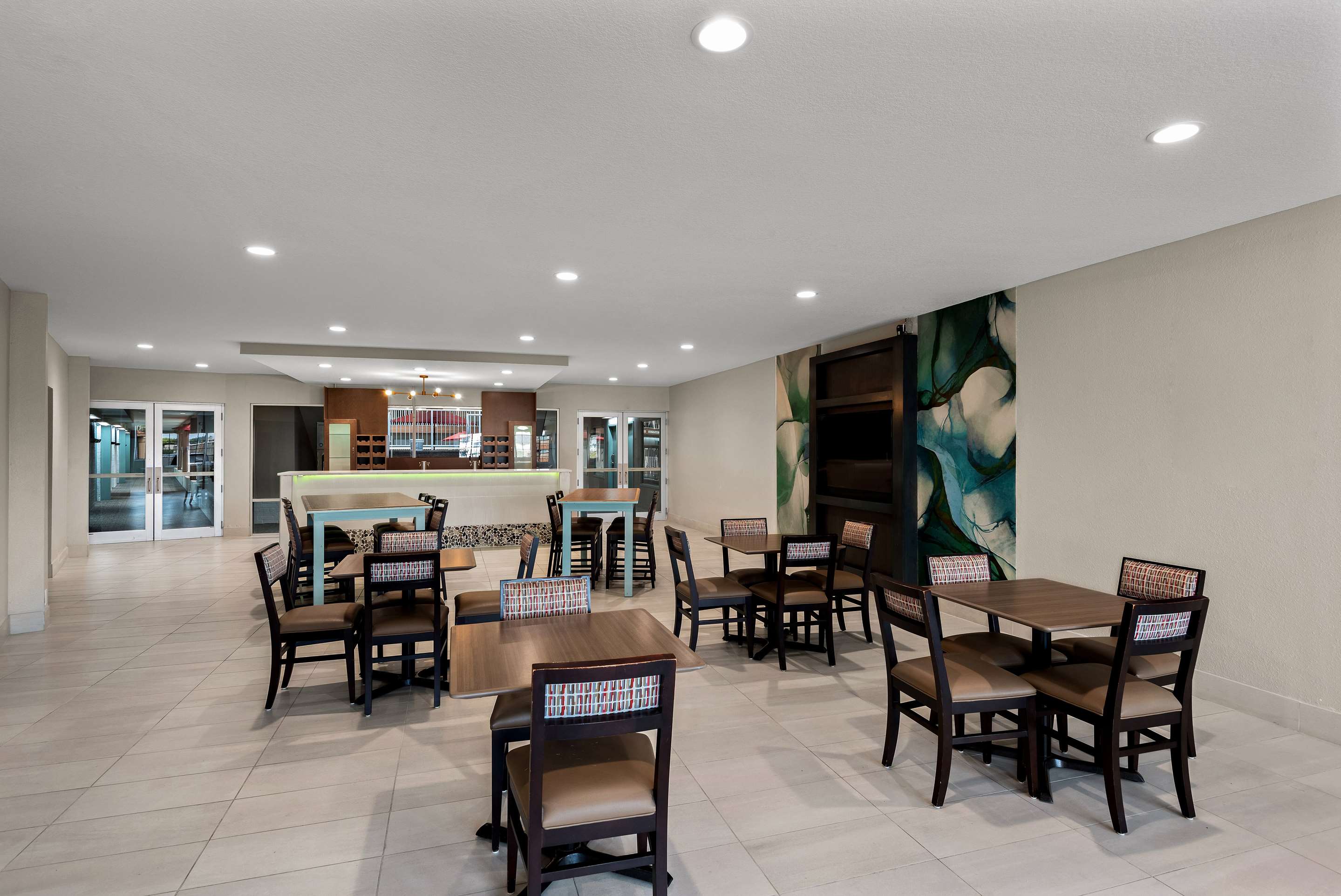 Breakfast Area | Wyndham Garden Ankeny/Des Moines