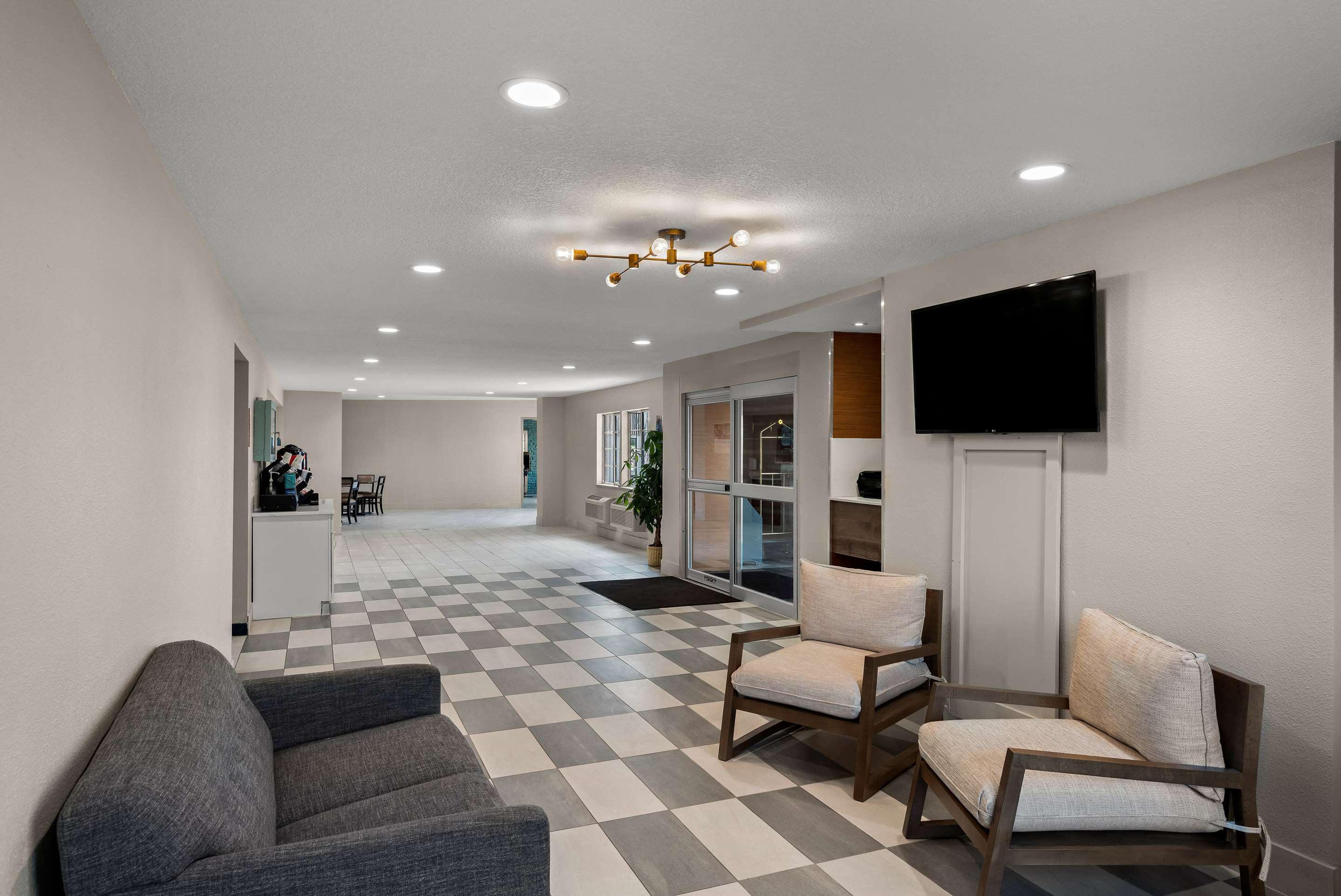Lobby | Wyndham Garden Ankeny/Des Moines