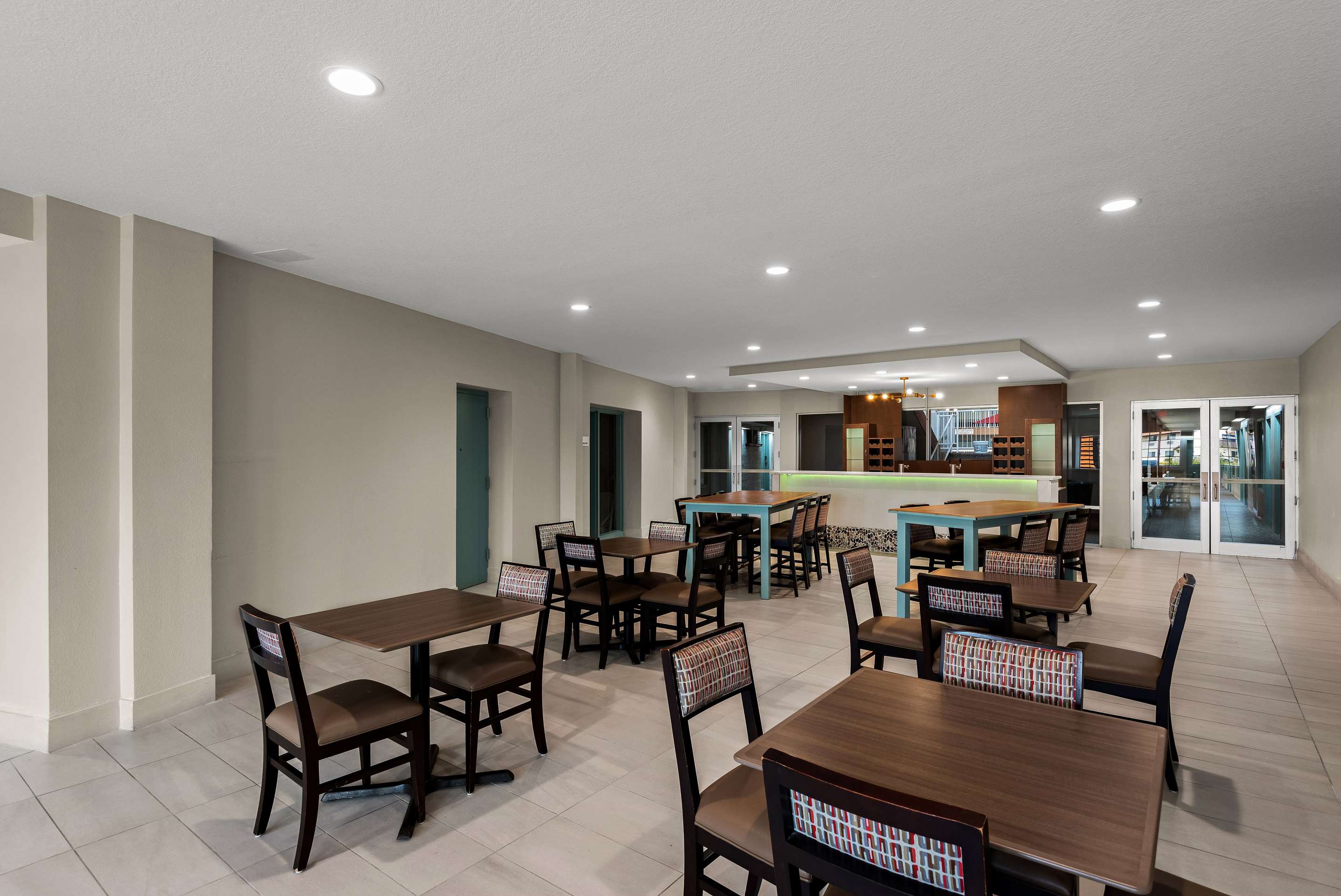 Breakfast Area | Wyndham Garden Ankeny/Des Moines