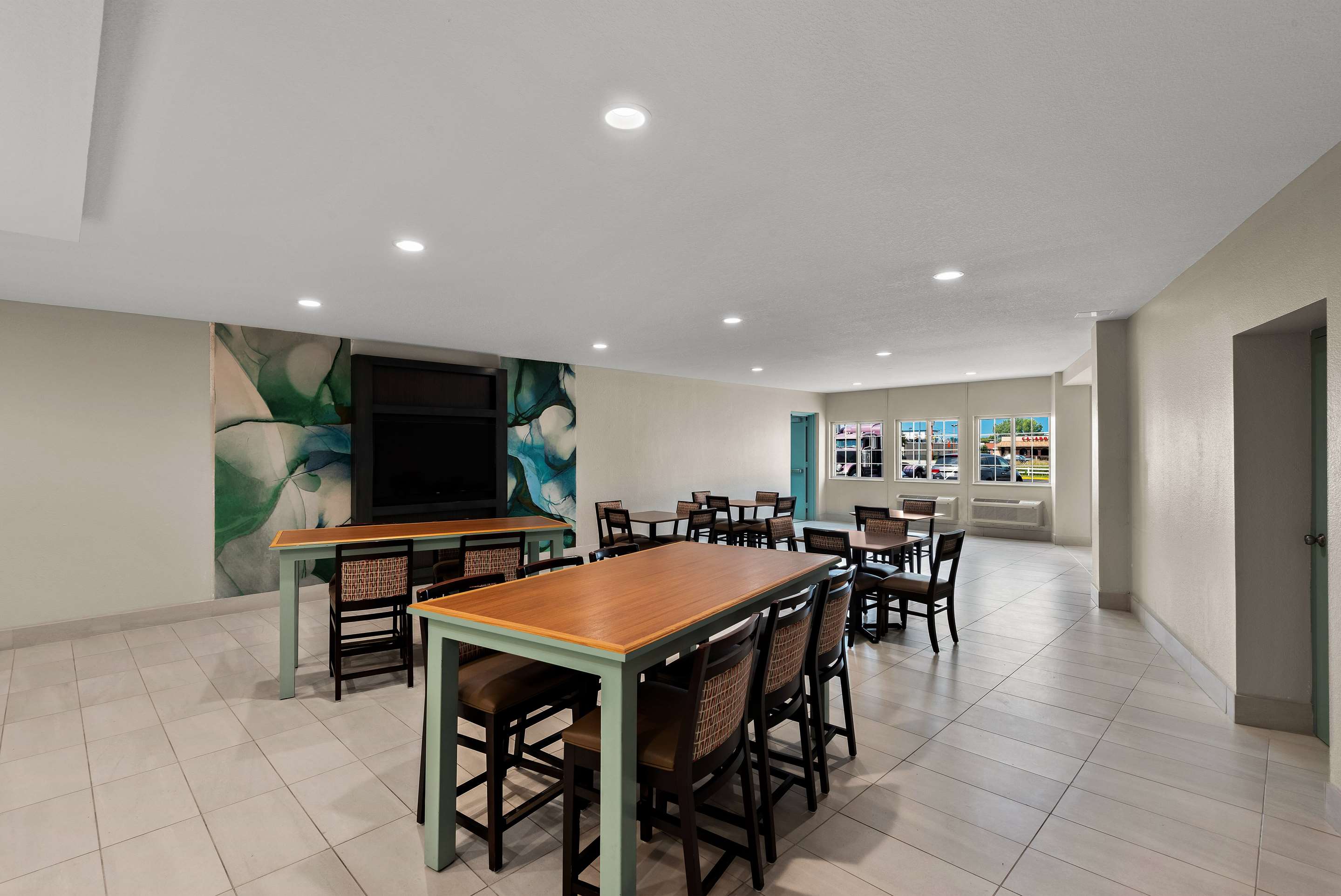 Breakfast Area | Wyndham Garden Ankeny/Des Moines