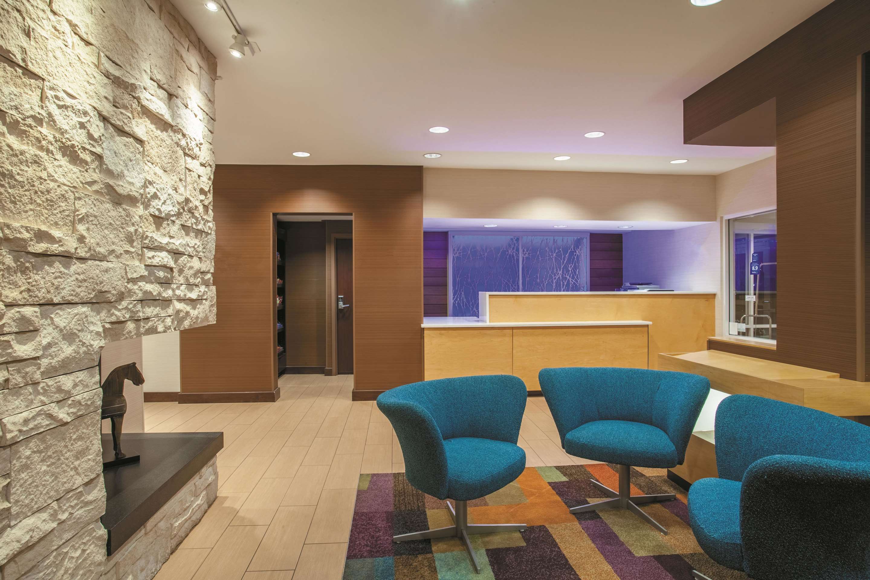 Lobby | La Quinta Inn & Suites by Wyndham Manassas Battlefield