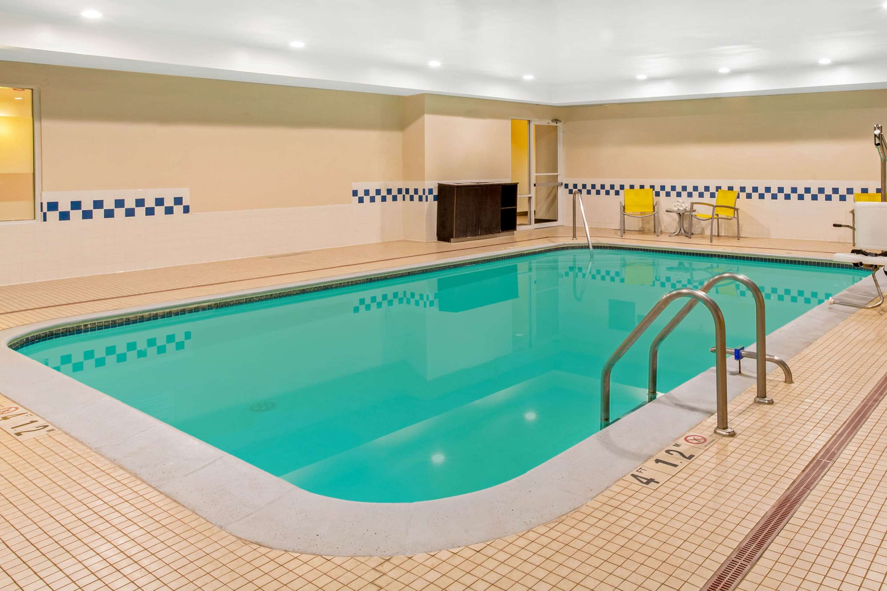 Pool | La Quinta Inn & Suites by Wyndham Manassas Battlefield