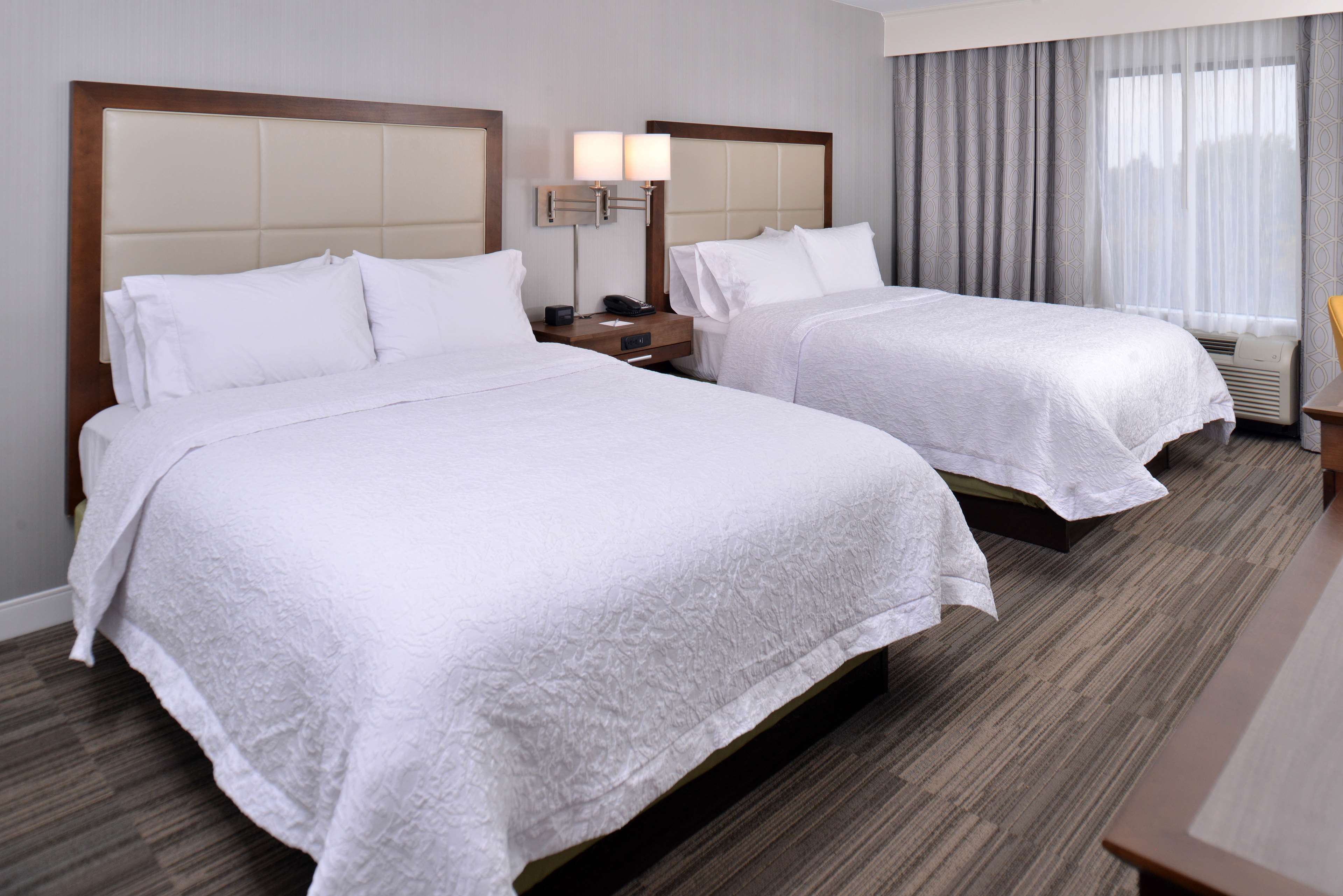 Hampton Inn & Suites by Hilton Ann Arbor West Room Type - 2 QNS ACCESSIBLE W TUB NS