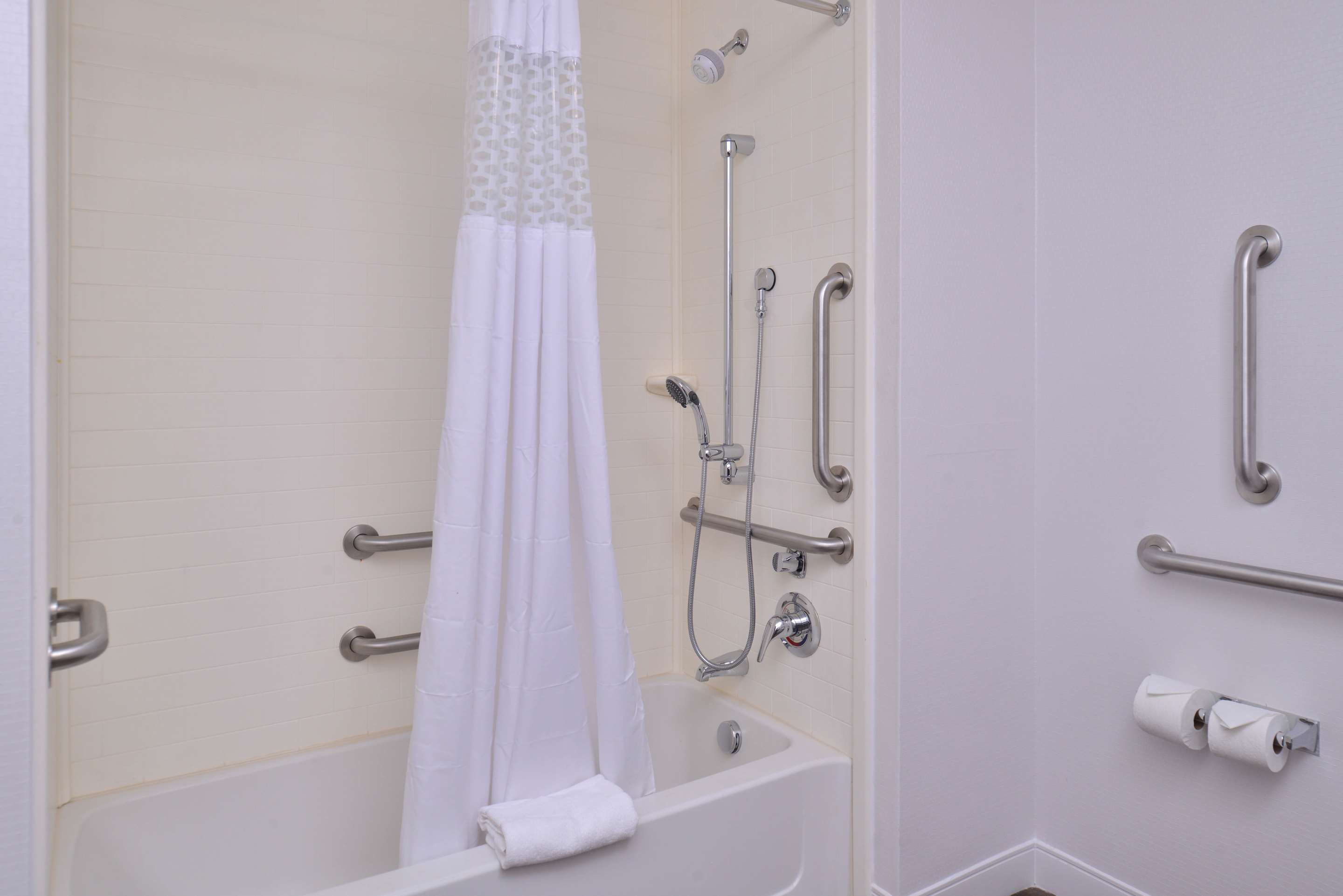Guest room bath