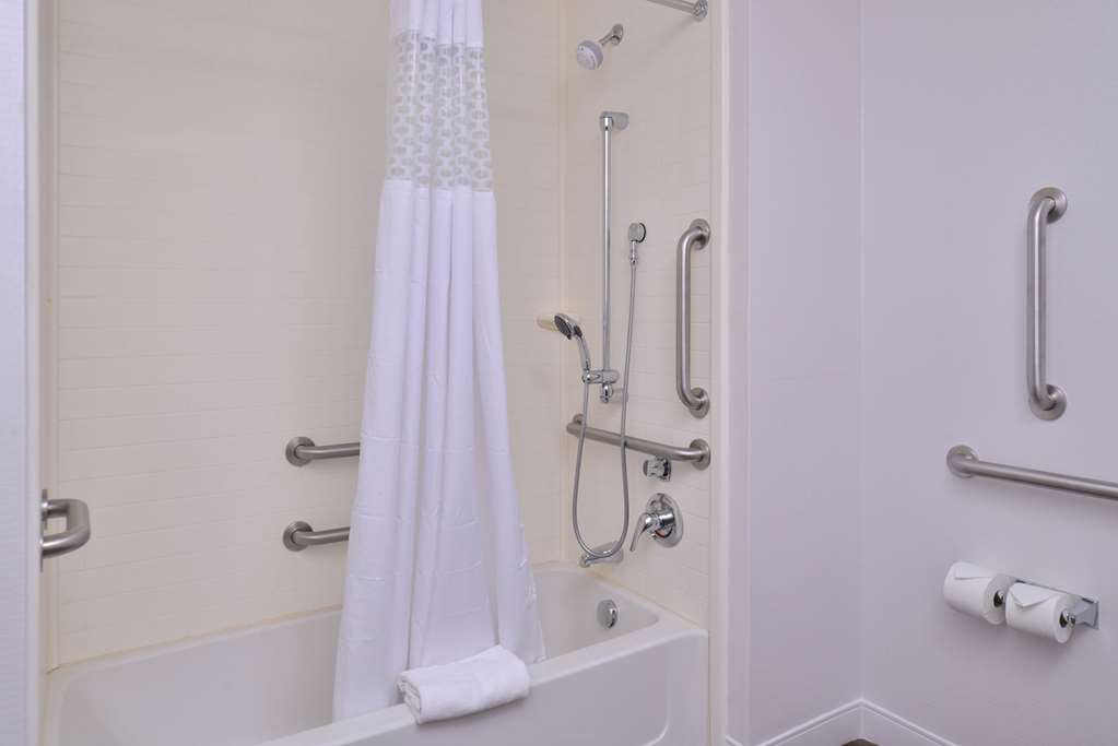 Hampton Inn & Suites by Hilton Ann Arbor West Room Type - 2QN MOB HEARING ACC TUB NS