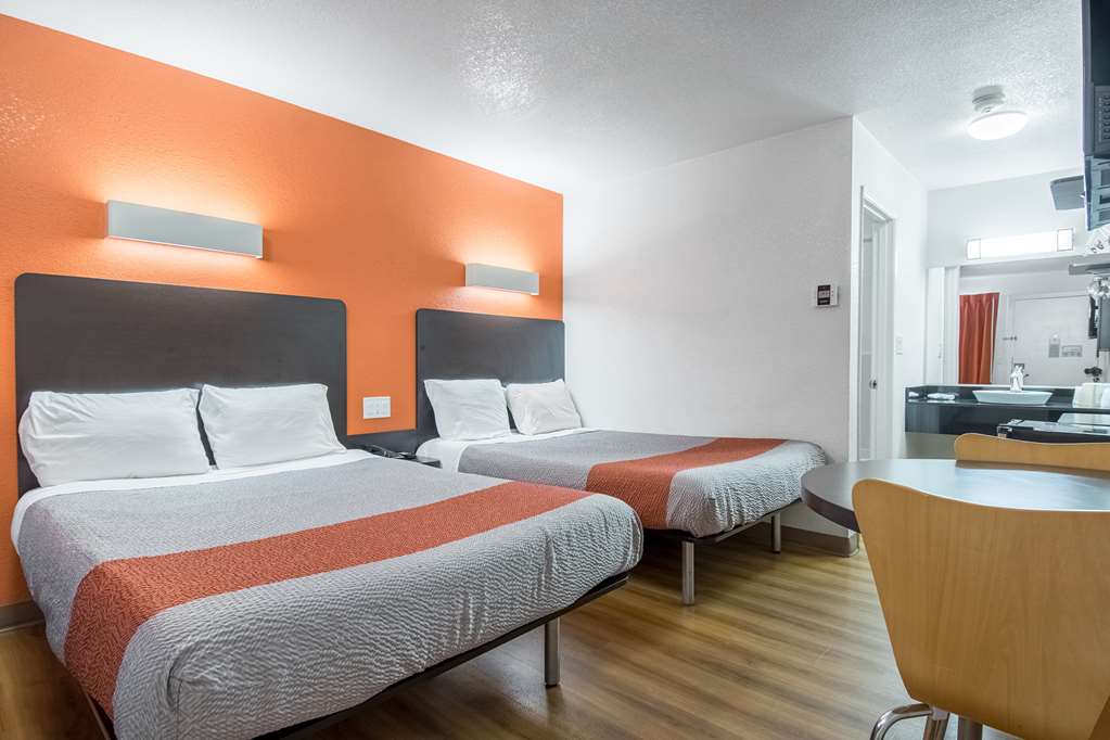 MOTEL 6 BAKERSFIELD CA-guestroom-Guest Room,Sink,Bedding,Queen bed,Guest Room Amenity,Mini-Refrigerator,TV and multimedia,Sitting area,On-Site,Furnishings,Telephone,Deluxe Room,Double Room.jpg