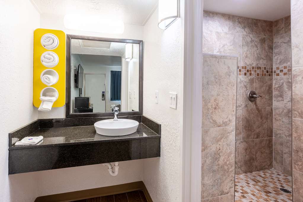 MOTEL 6 VALDOSTA UNIVERSITY-guestroom-Guest Room,Bathroom,On-Site.jpg