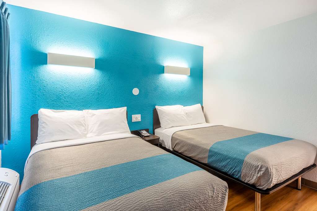 MOTEL 6 VALDOSTA UNIVERSITY-guestroom-Guest Room,On-Site.jpg
