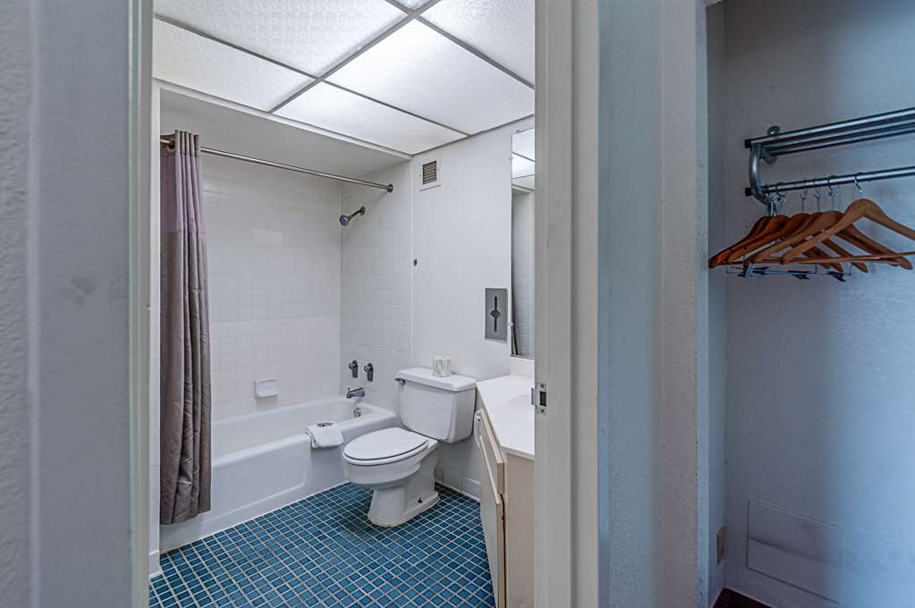 MOTEL 6 DUMFRIES-guestroom-Guest Room,Bathroom,On-Site.jpg