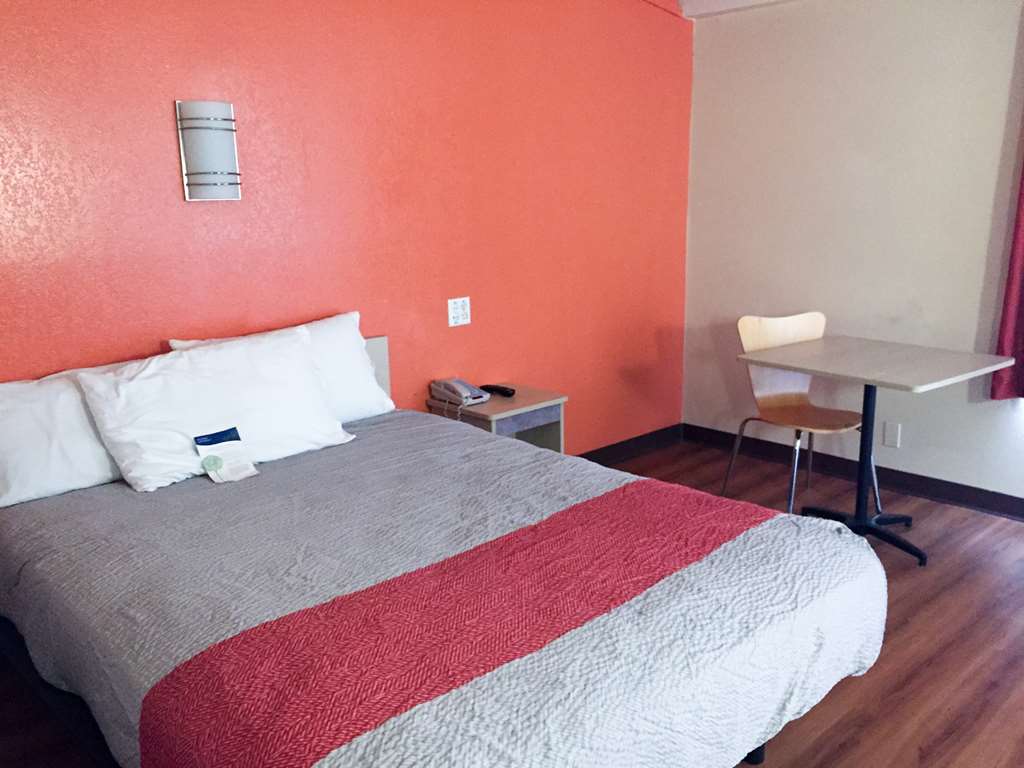 MOTEL 6 WARWICK RI - PROVIDENCE AIR-guestroom-Guest Room,Bed,Queen bed,Guest Room Amenity,On-Site,Furnishings,Single Room.jpg