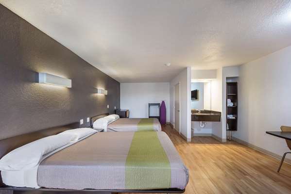 Guest Room,Sink,Bedding,Queen bed,Guest Room Amenity,Sitting area,Suite,On-Site,Furnishings,Deluxe Room,Double Room