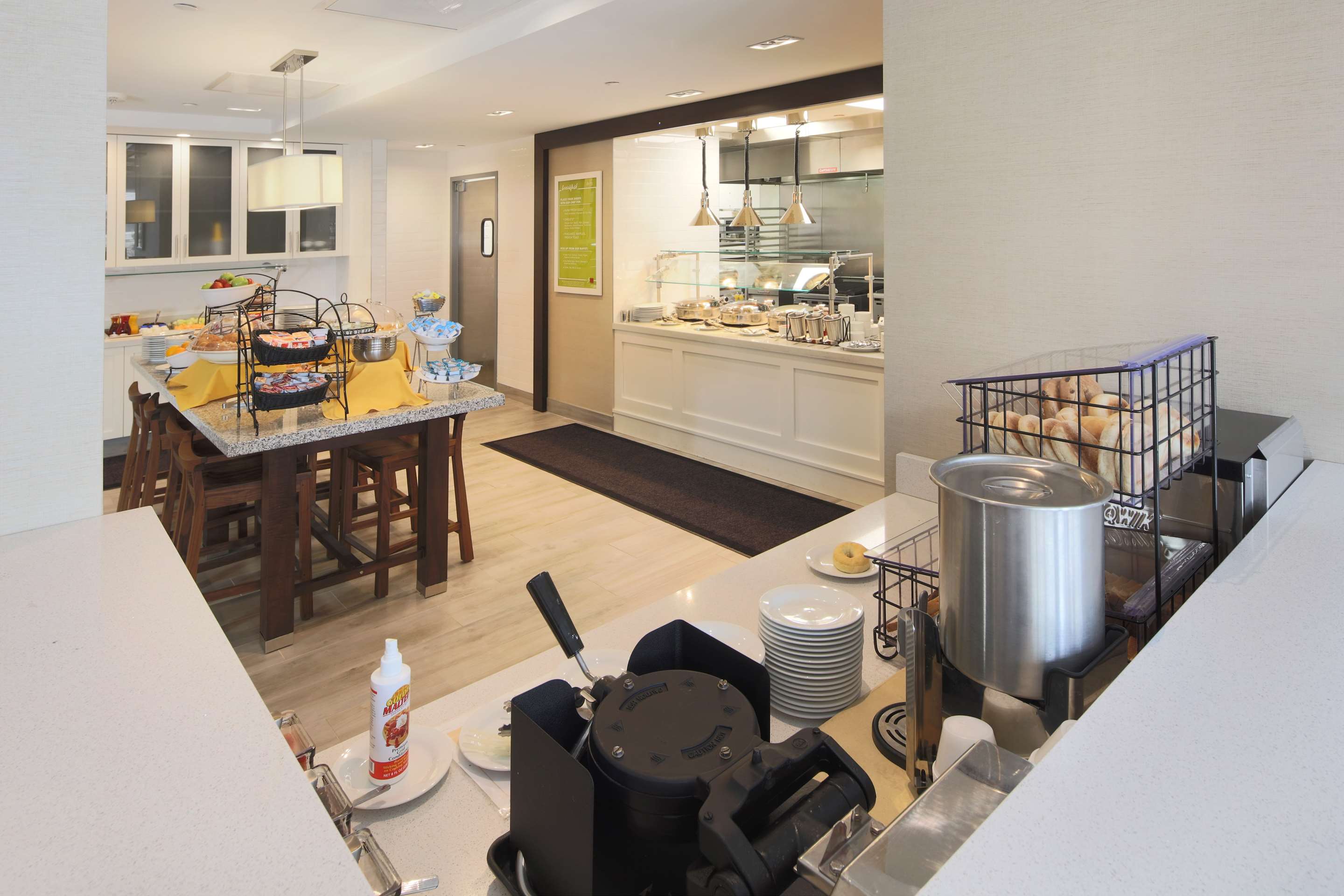 Breakfast Area | Hilton Garden Inn Reagan National Airport