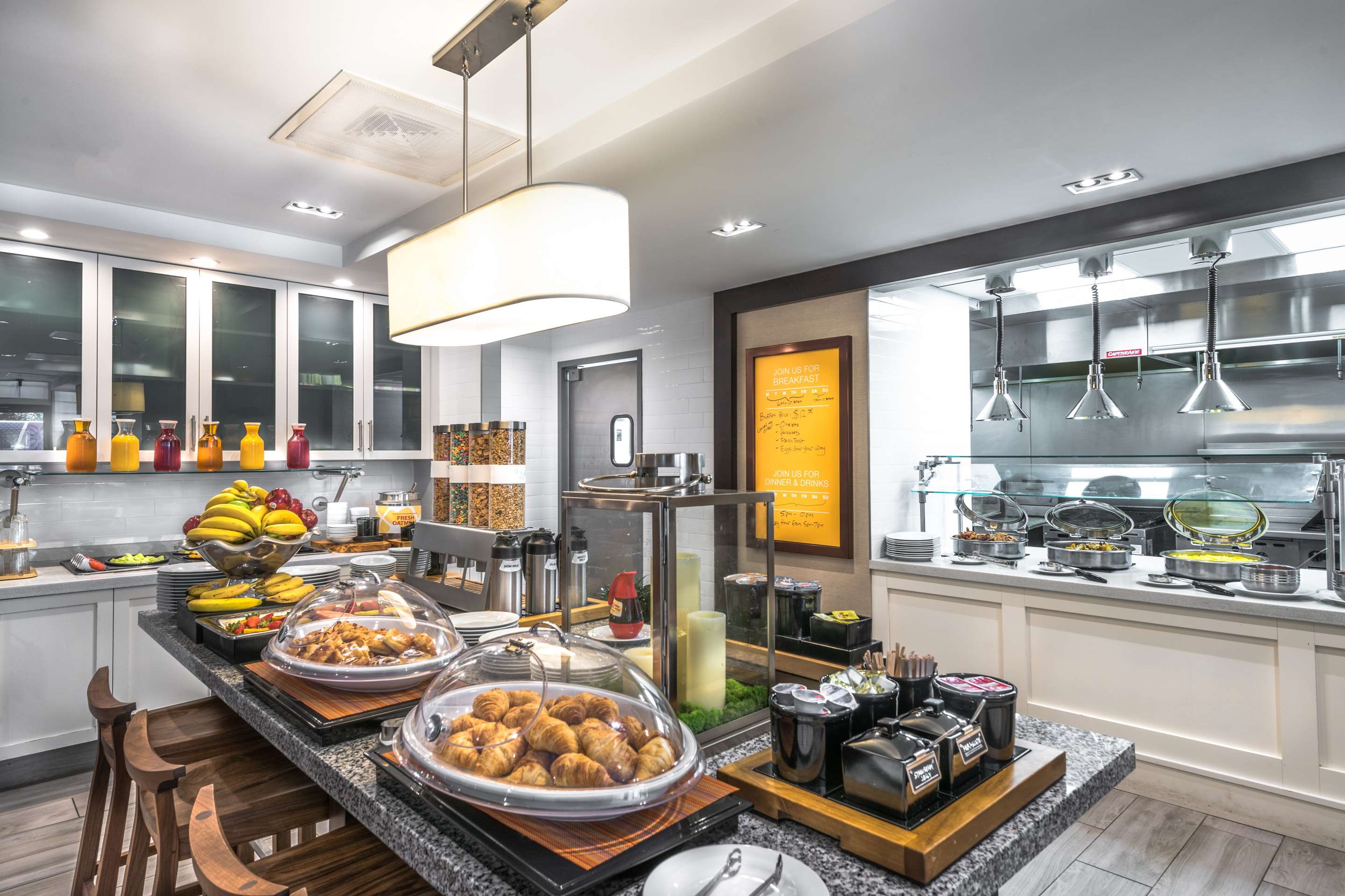 Breakfast Area | Hilton Garden Inn Reagan National Airport