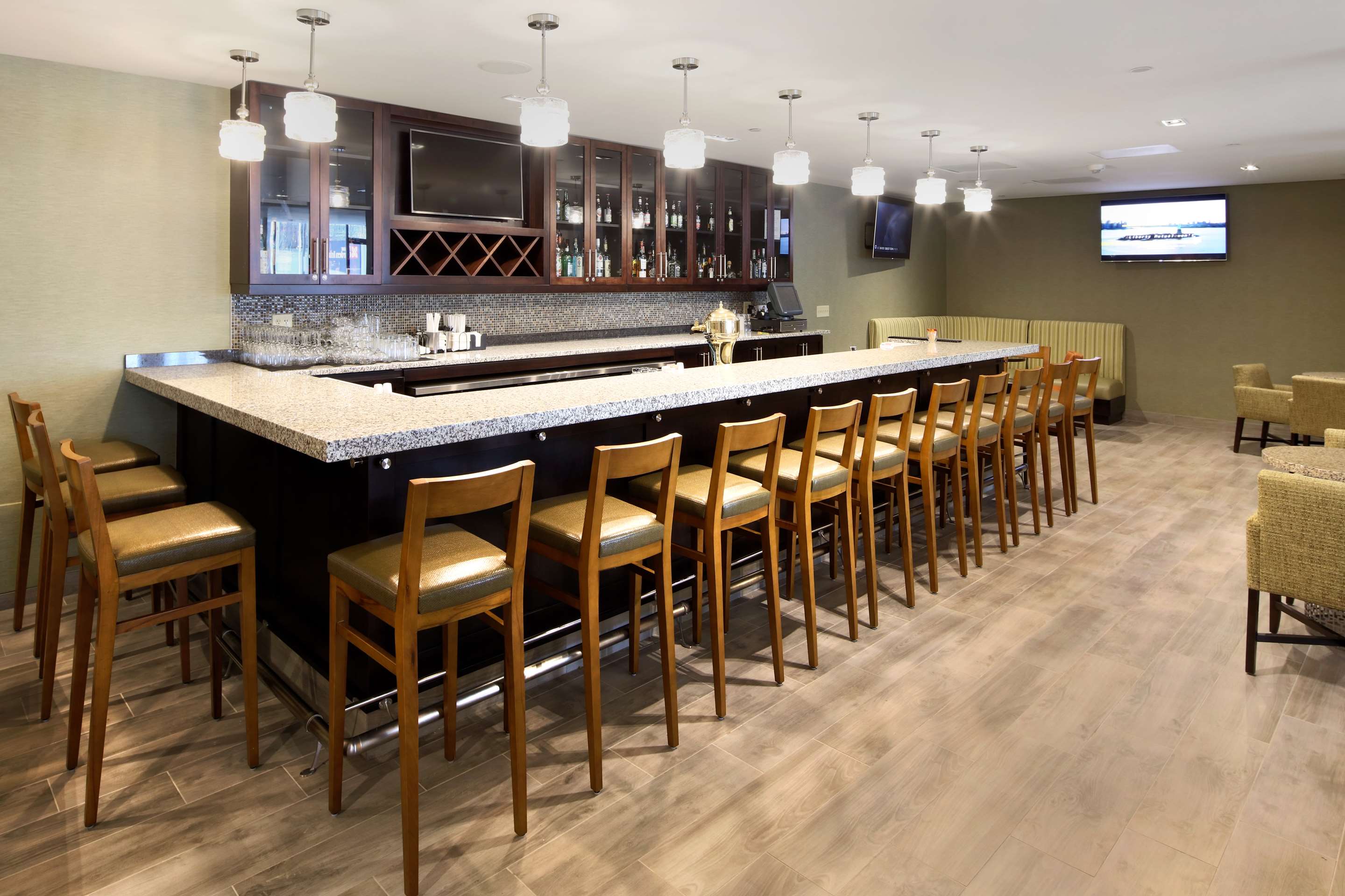 Restaurant | Hilton Garden Inn Reagan National Airport