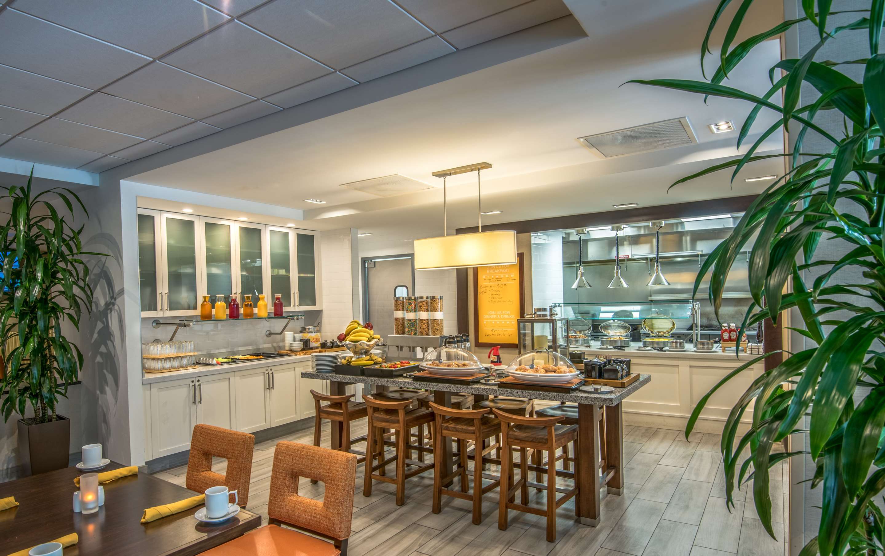Restaurant | Hilton Garden Inn Reagan National Airport