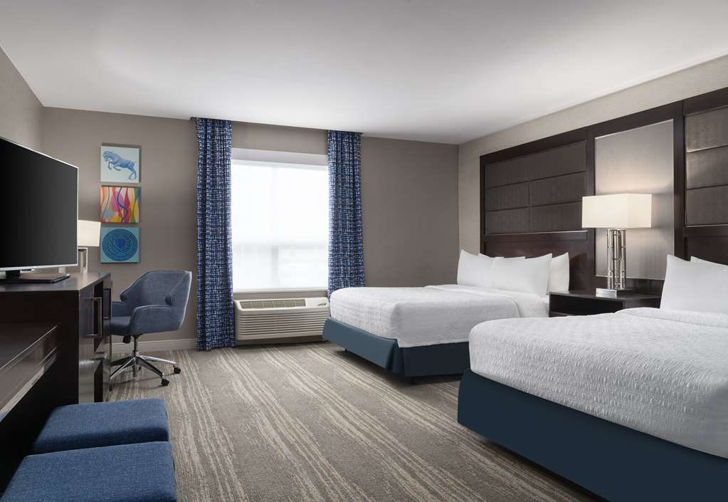 Hampton Inn & Suites by Hilton Worcester Room Type - 2QNS MOBILE ACCESSIBLE TUB