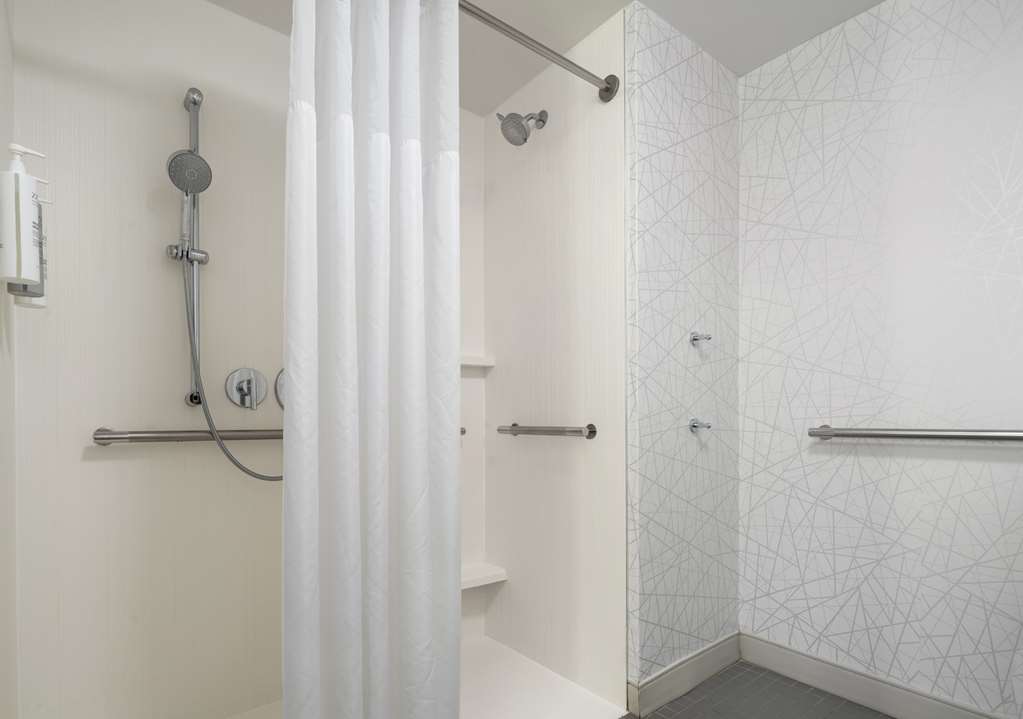 Hampton Inn & Suites by Hilton Worcester Room Type - 1KG STUDIO ROLL IN SHOWER