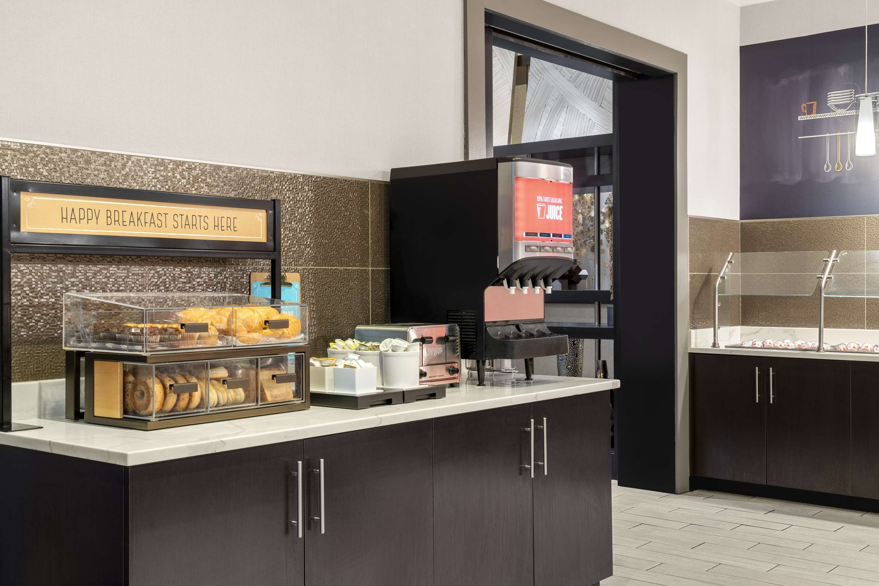 Breakfast Area | Hampton Inn & Suites Worcester